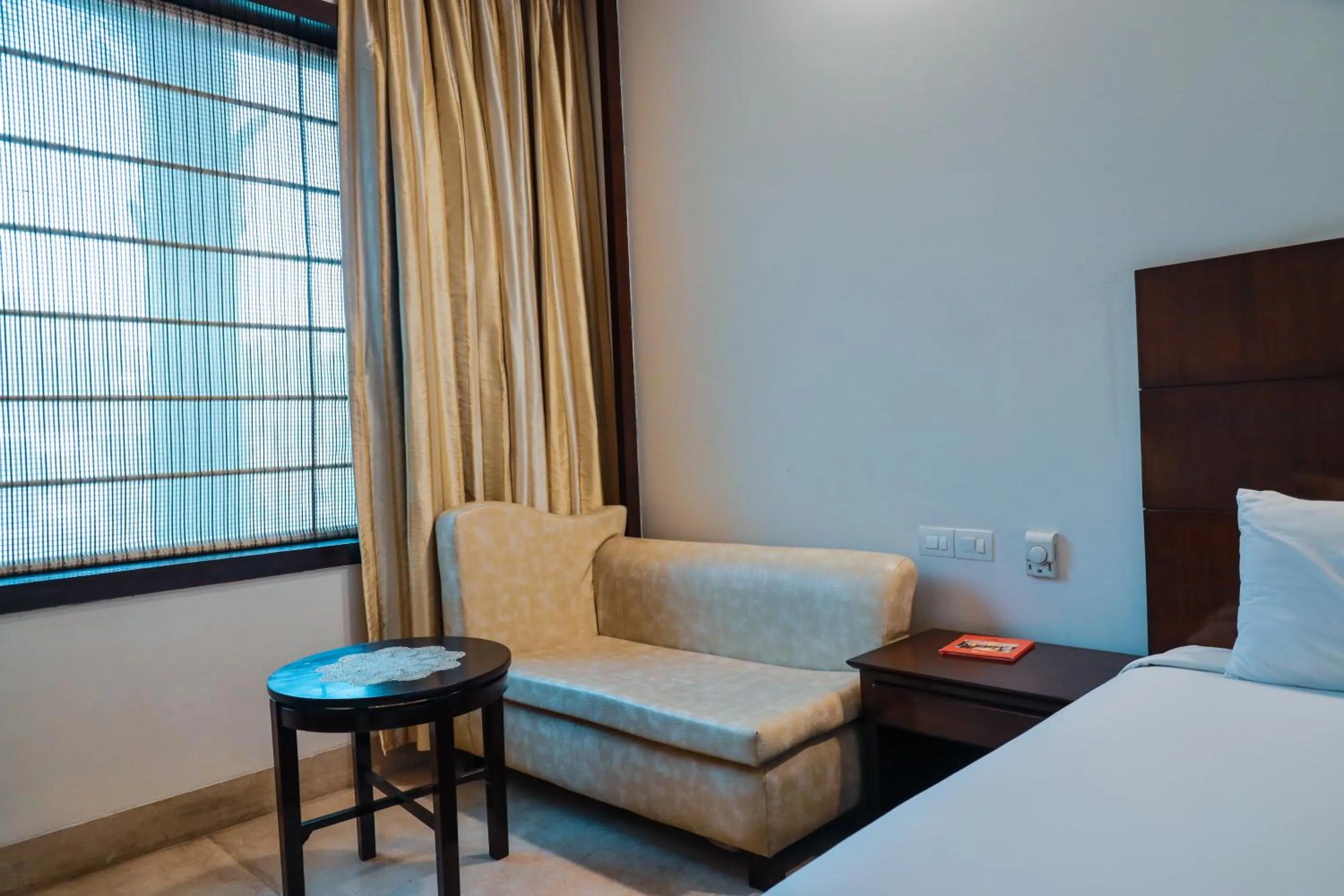 Seating area, Bed in Hotel Airport Residency