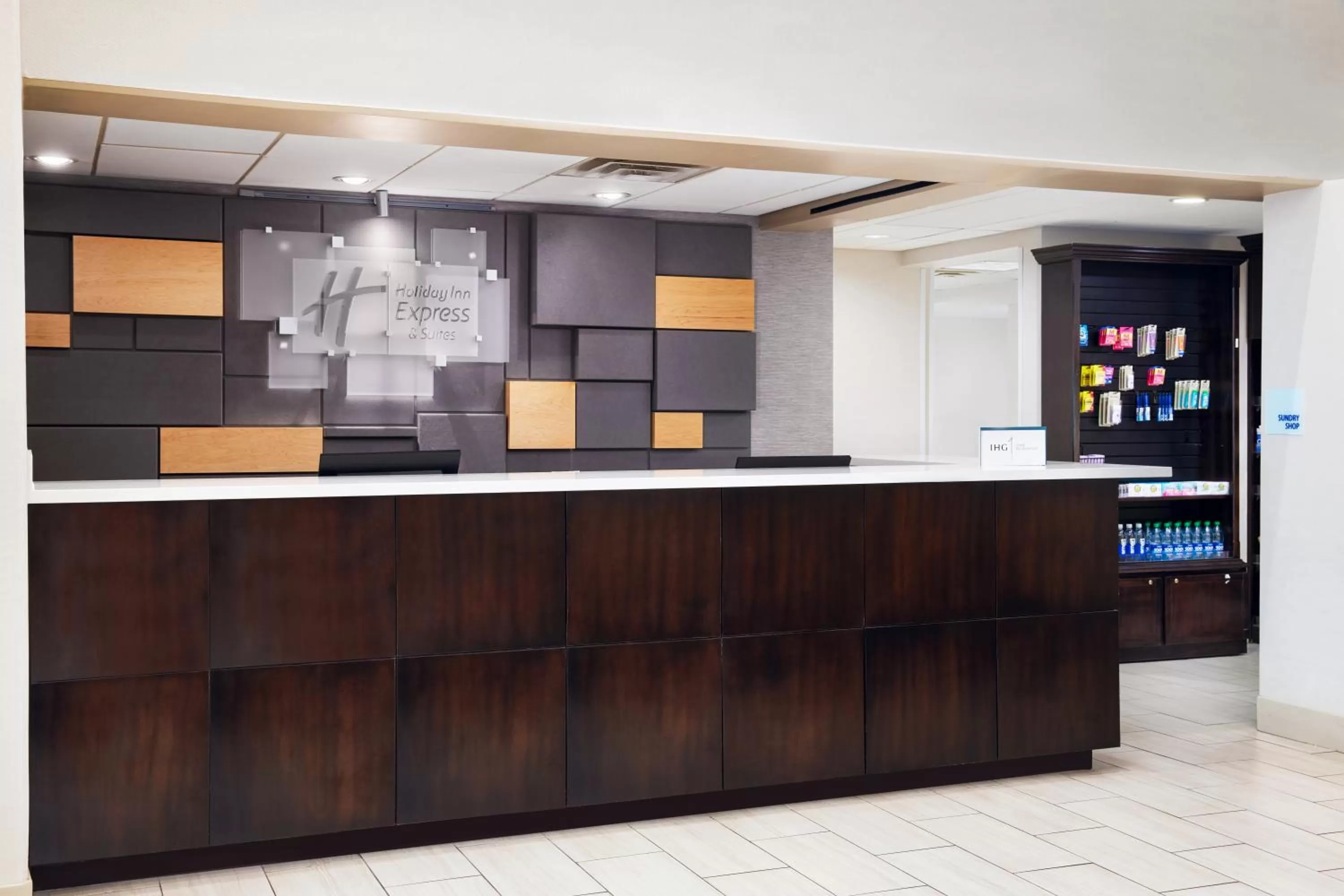 Lobby or reception in Holiday Inn Express & Suites Jacksonville South East - Medical Center Area by IHG