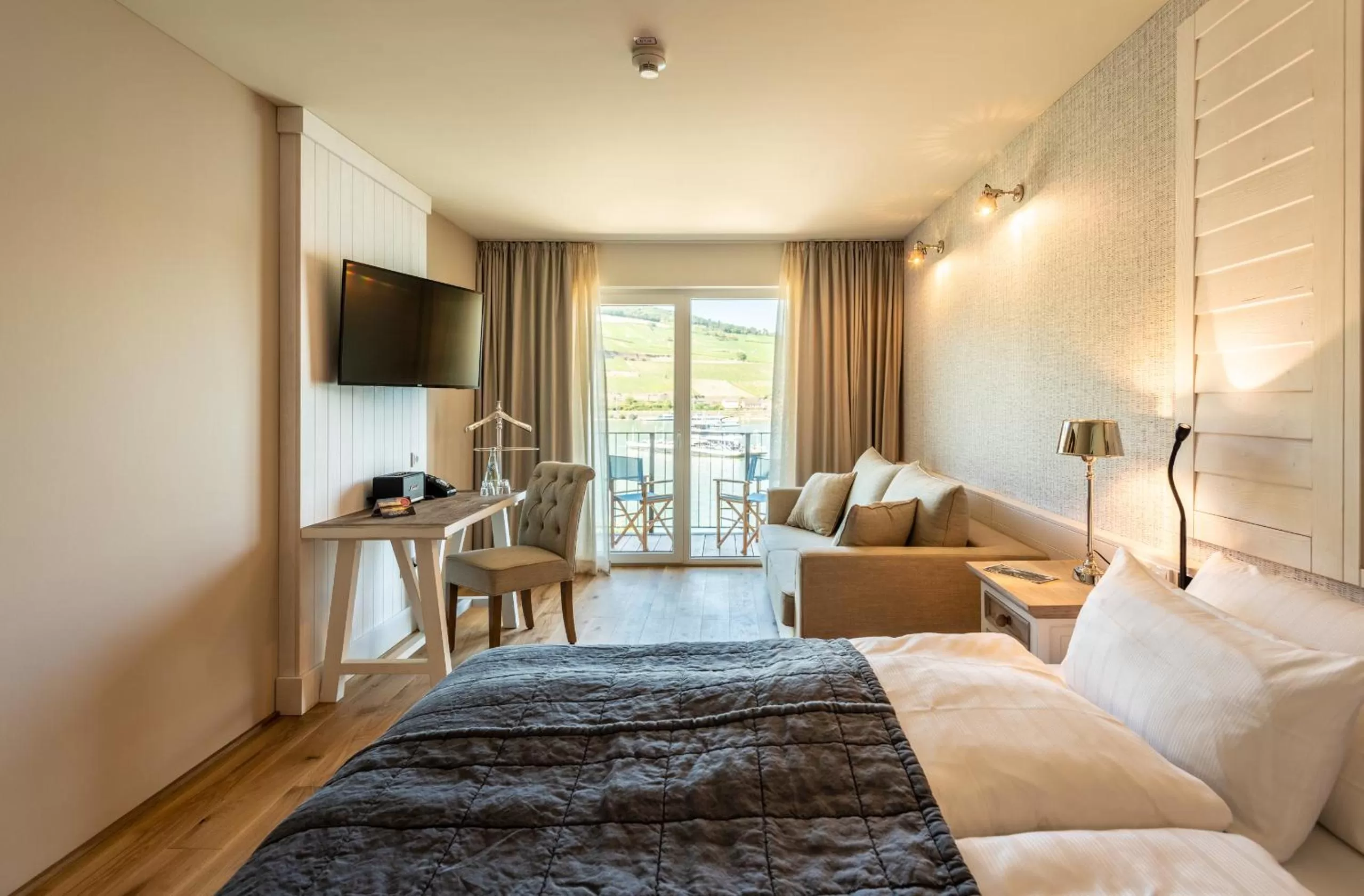 Staff, Bed in PAPA RHEIN - Hotel & Spa