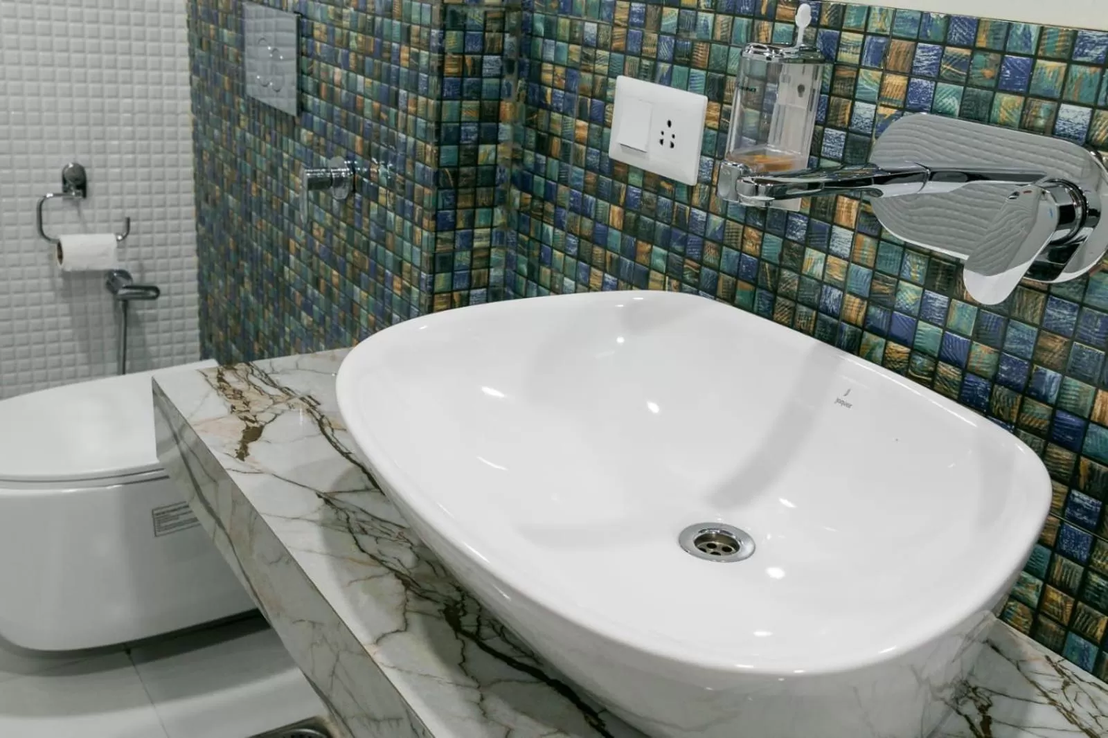 Bathroom in Jakhu Vibes