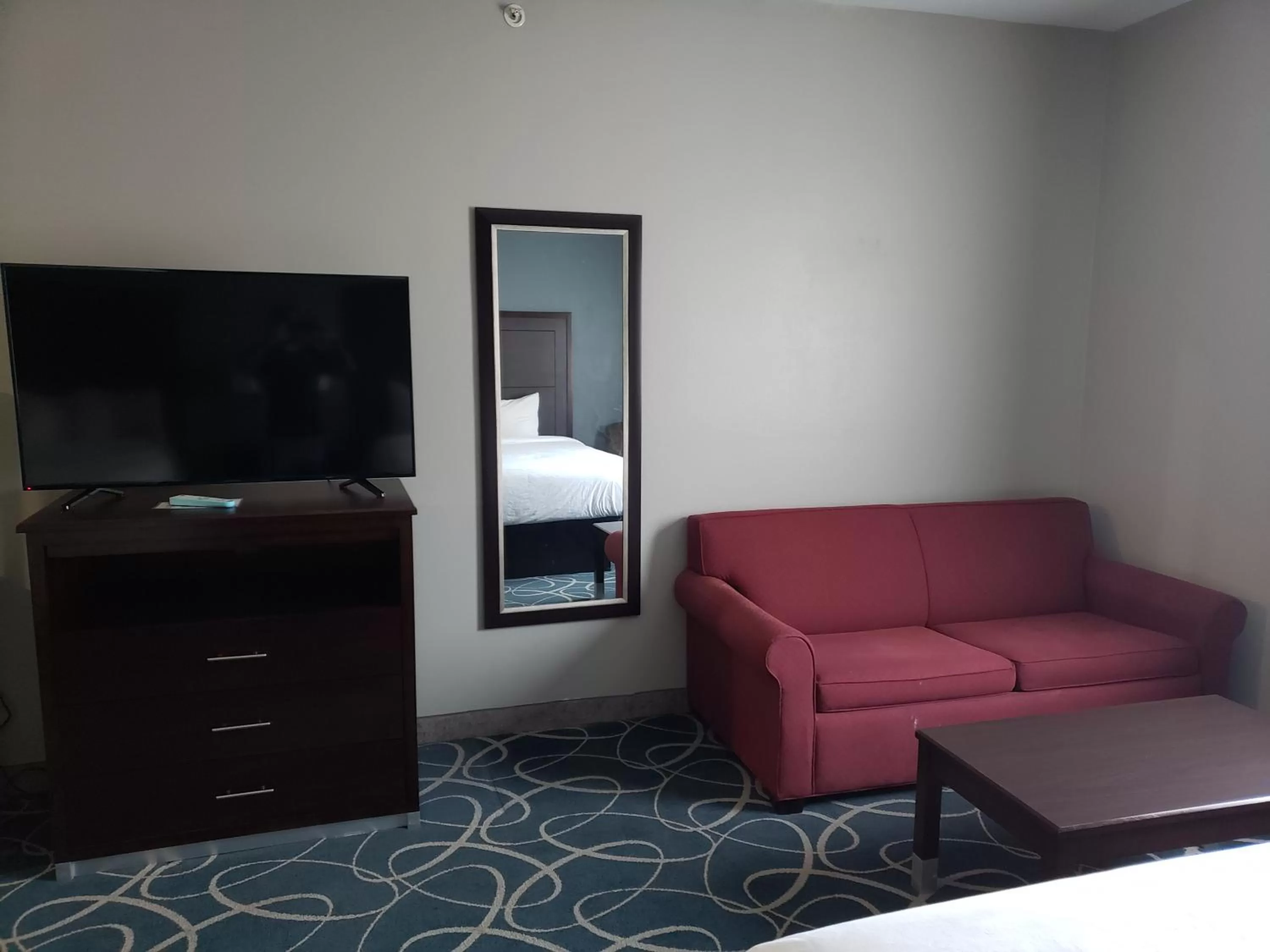 Seating area, Bed in Days Inn & Suites by Wyndham Cleburne TX