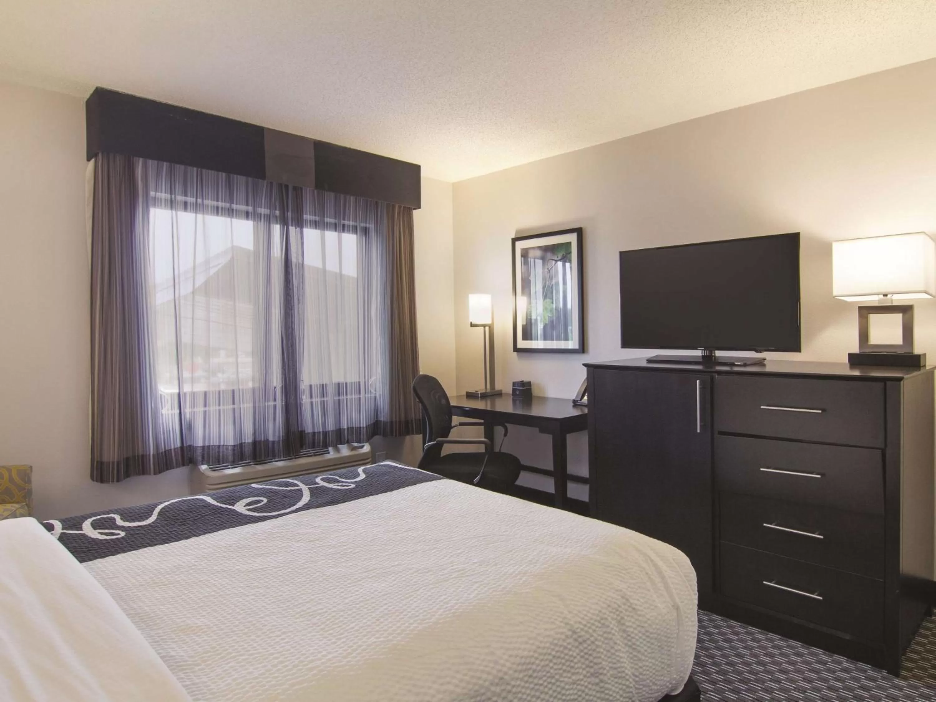 Photo of the whole room, Bed in La Quinta by Wyndham Cleveland - Airport North