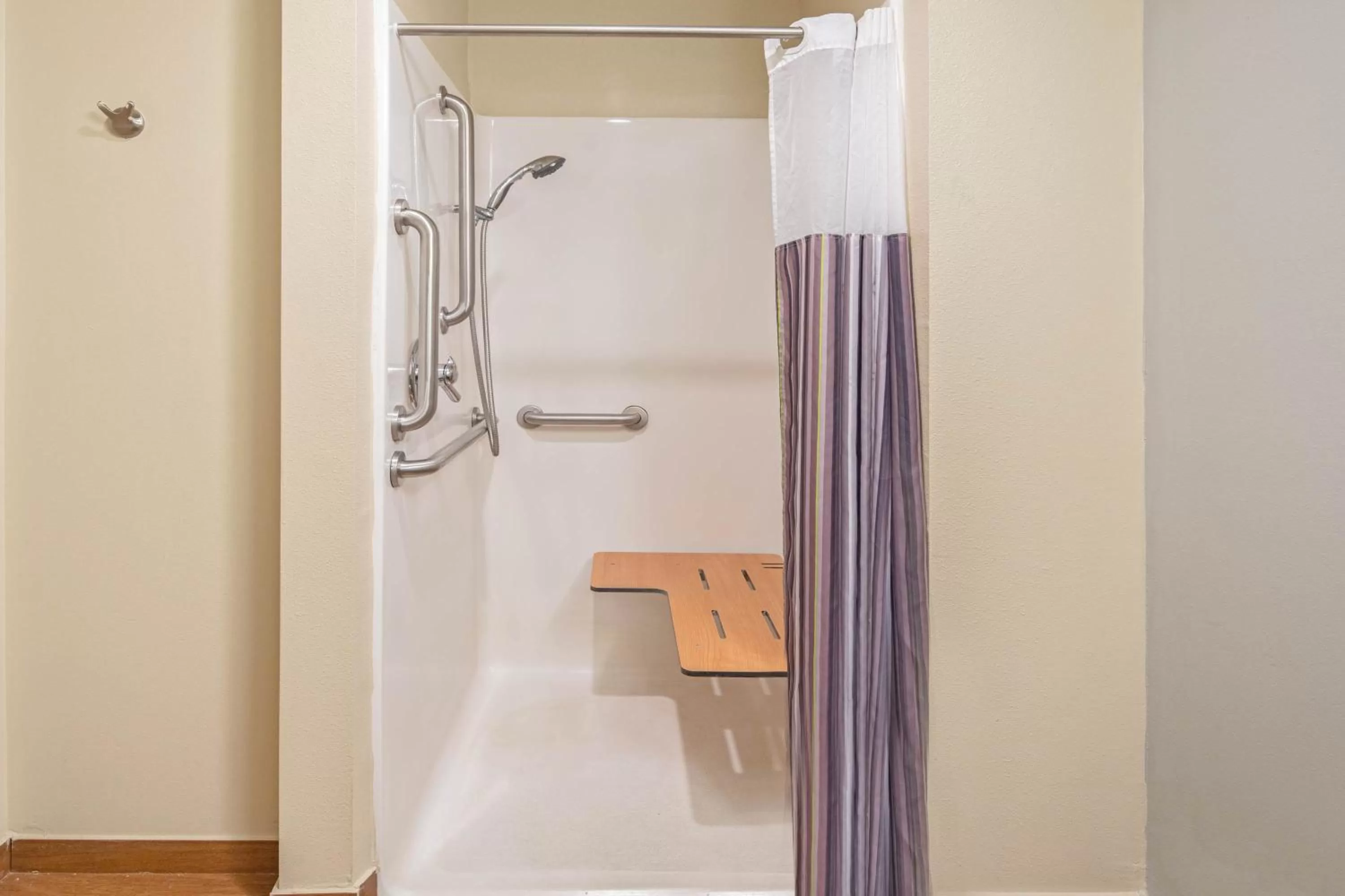 King Room with Bath Tub - Mobility/Hearing Accessible - Non-Smoking in La Quinta by Wyndham Gonzales LA