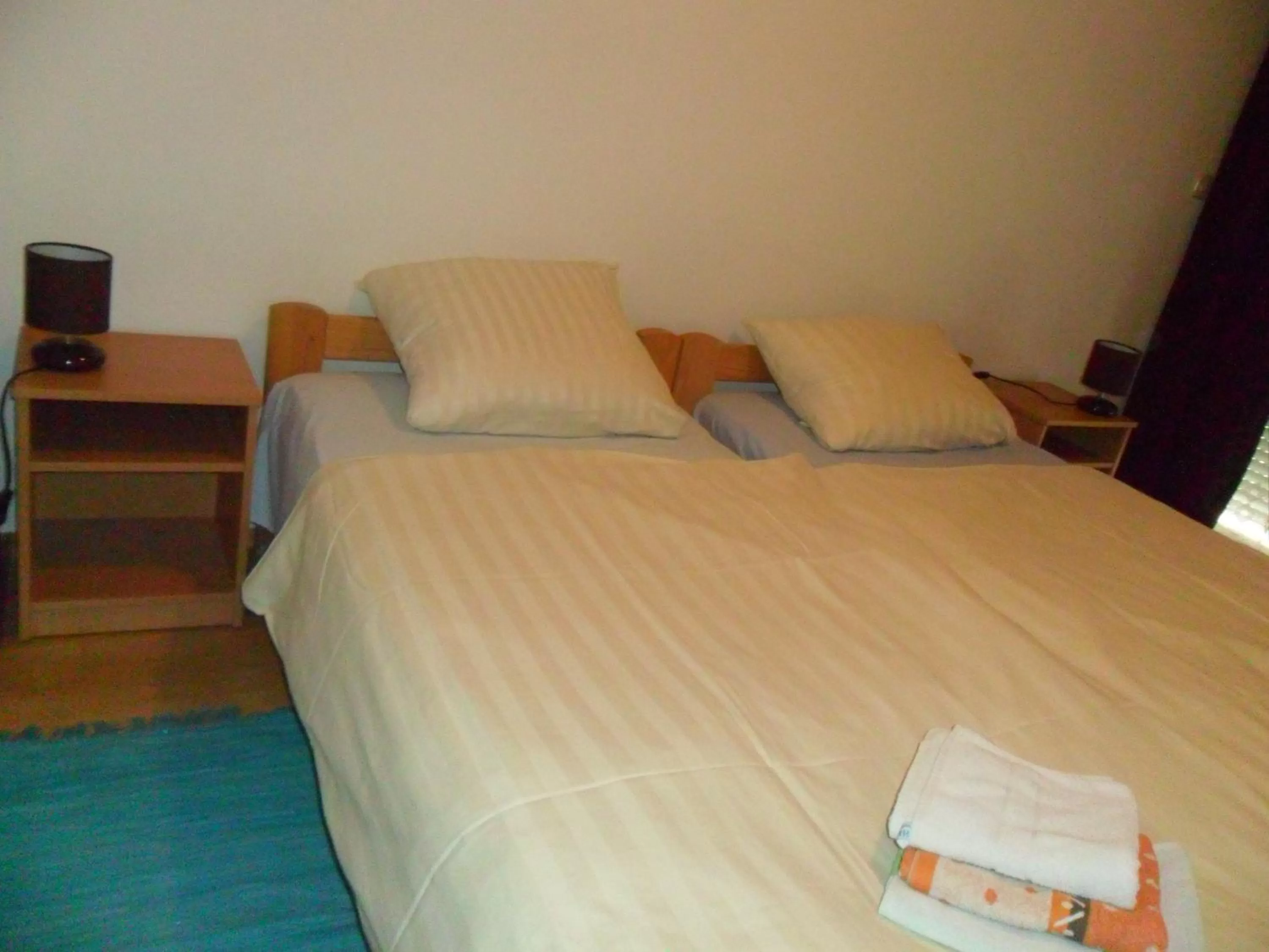 Photo of the whole room, Bed in Rooms MBM