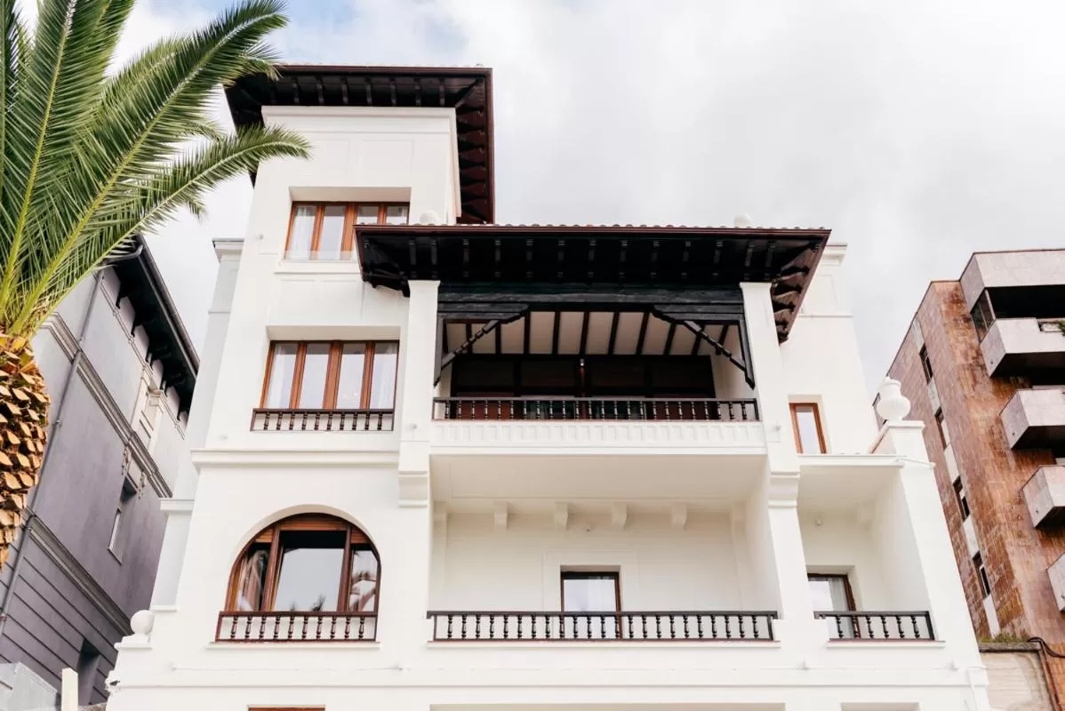 Facade/entrance, Property Building in Hotel Royal Suite Santander