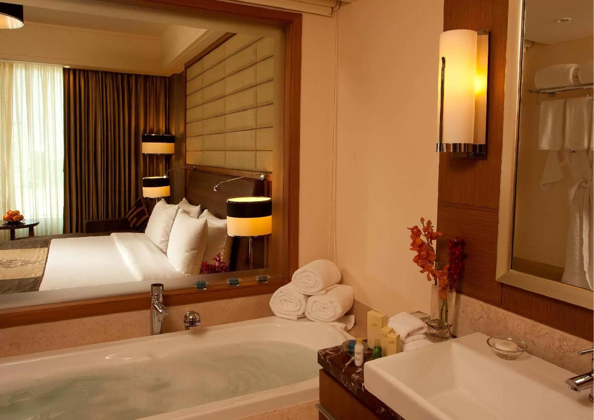 Shower, Bed in Radisson Blu Hotel, Nagpur