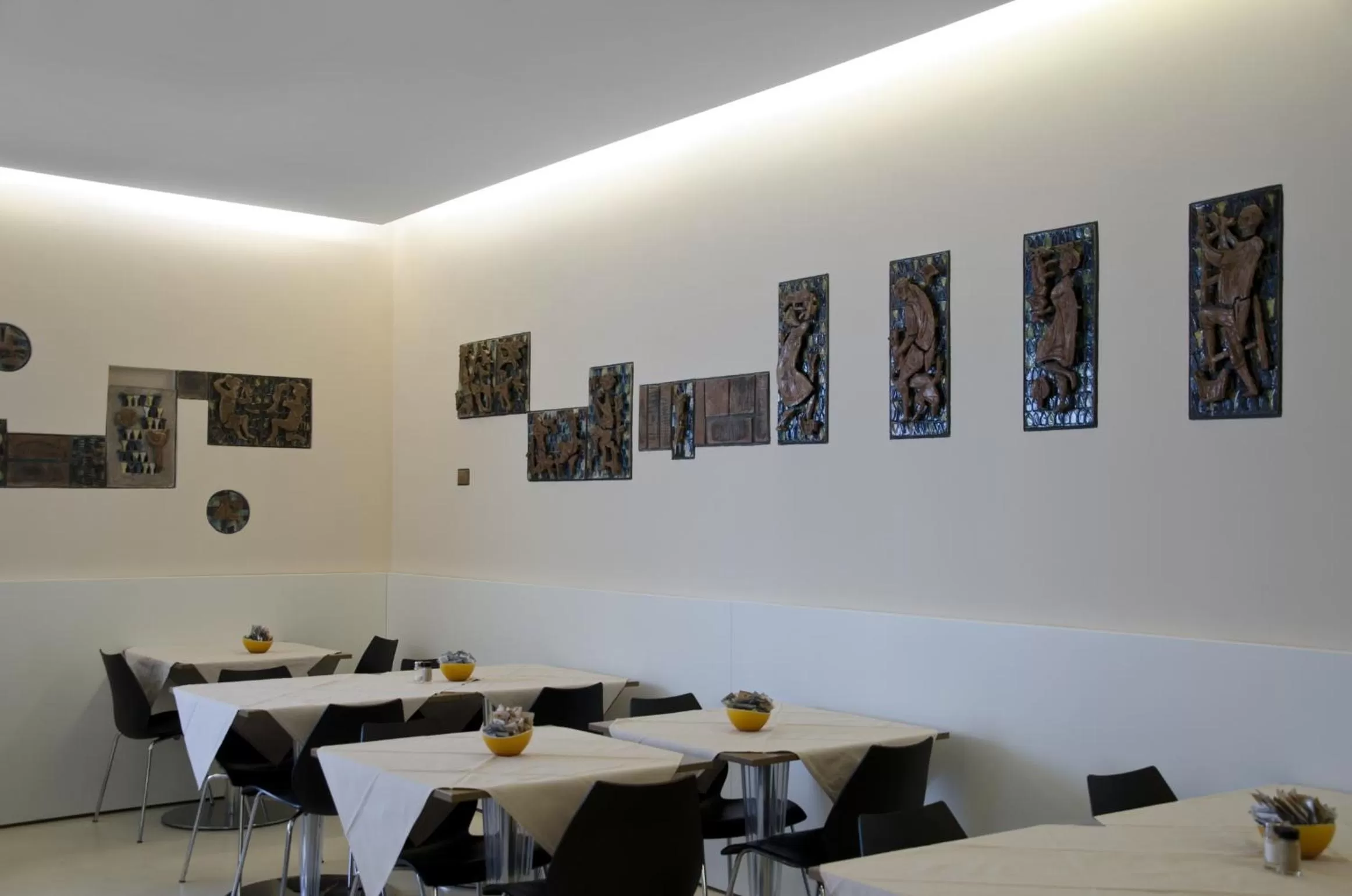 Restaurant/places to eat in Key Hotel