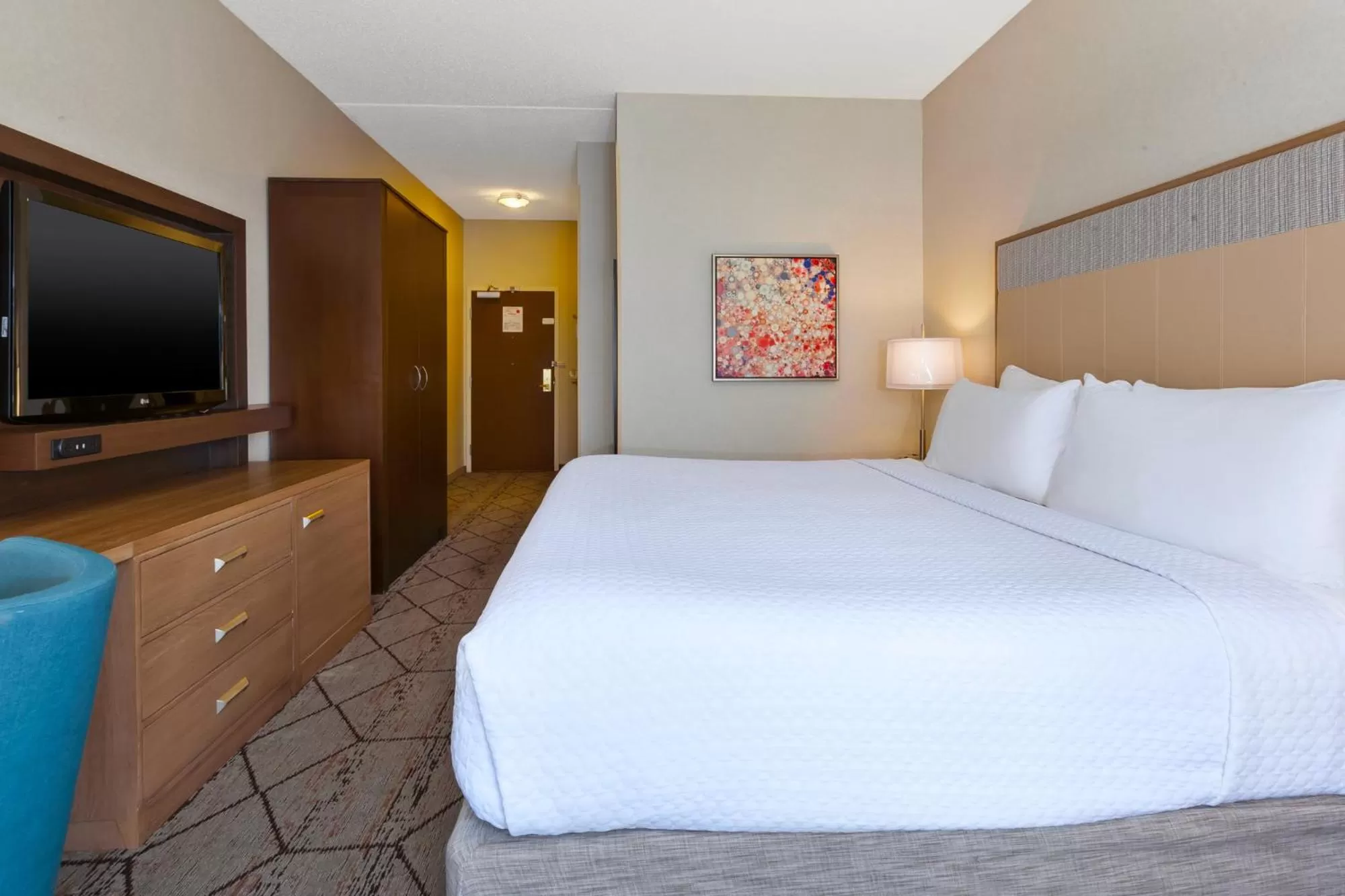 Photo of the whole room, Bed in Crowne Plaza Columbus North - Worthington by IHG