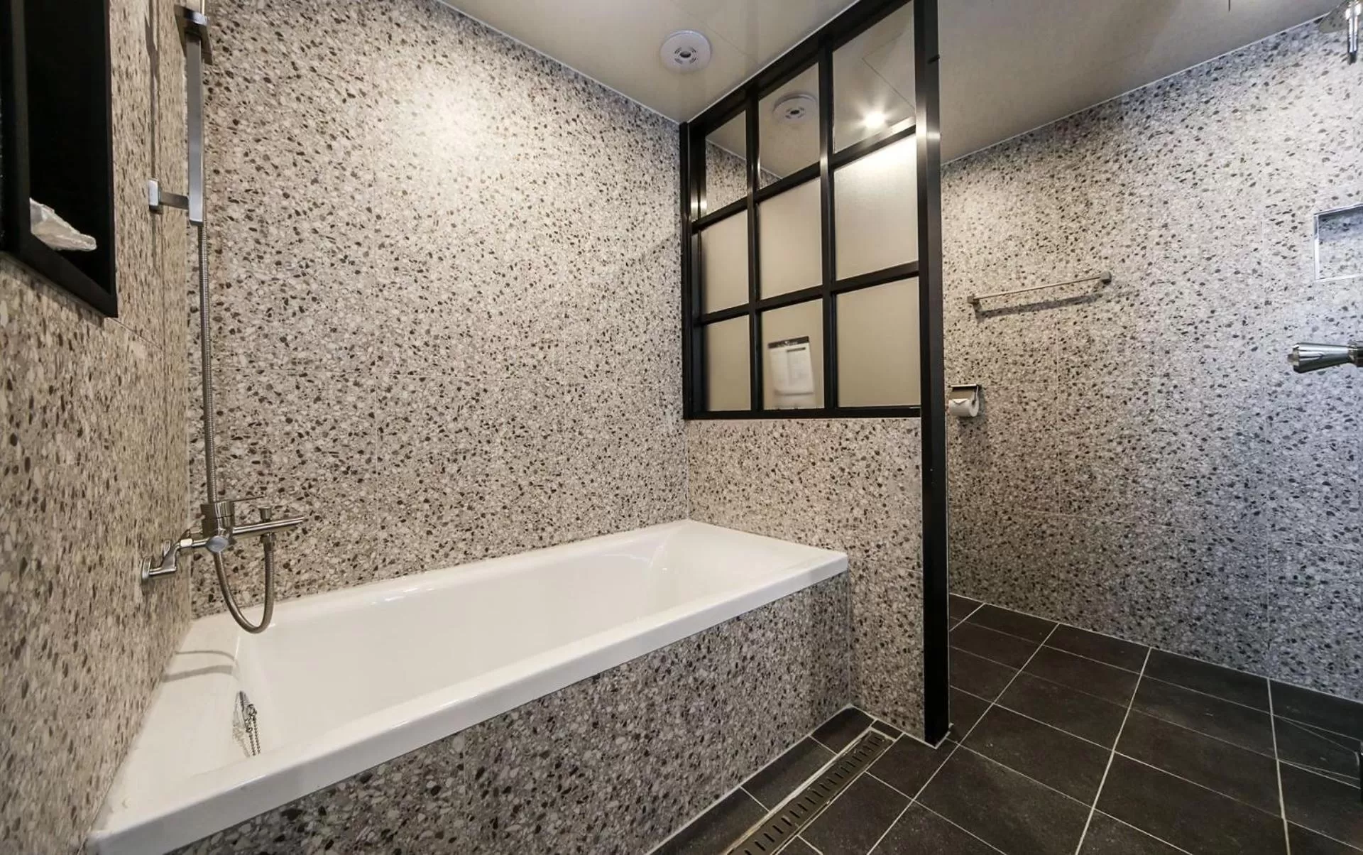 Shower in Maron Hotel Nampo