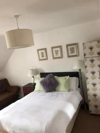 Bed in Jacobite Rose