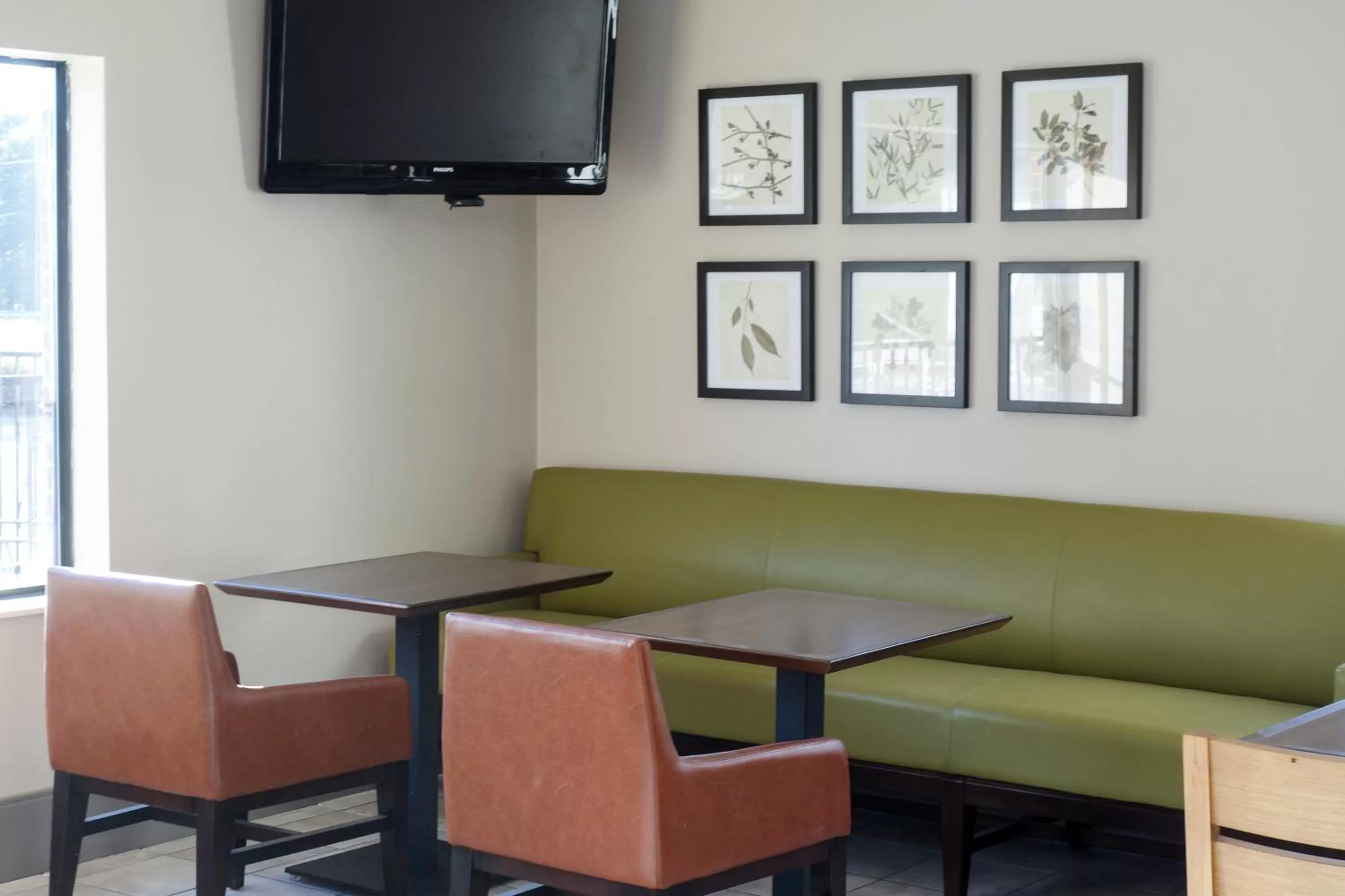 TV and multimedia in Country Inn & Suites by Radisson, Dahlgren-King George, VA