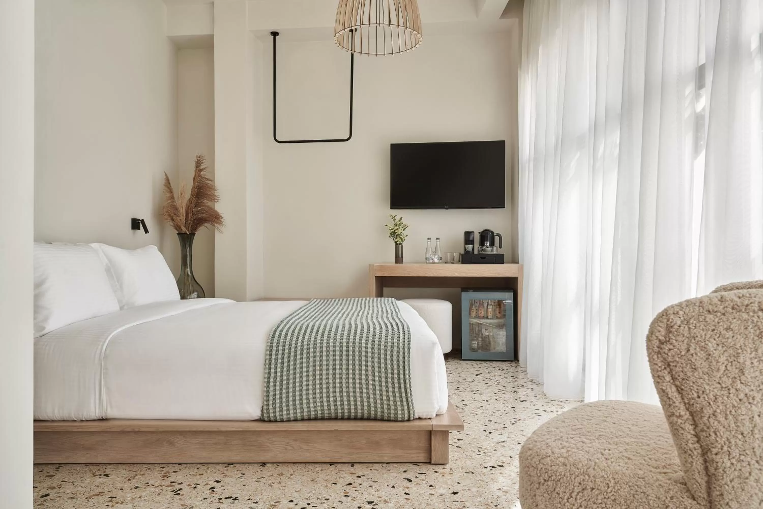 Photo of the whole room, Bed in Vasi