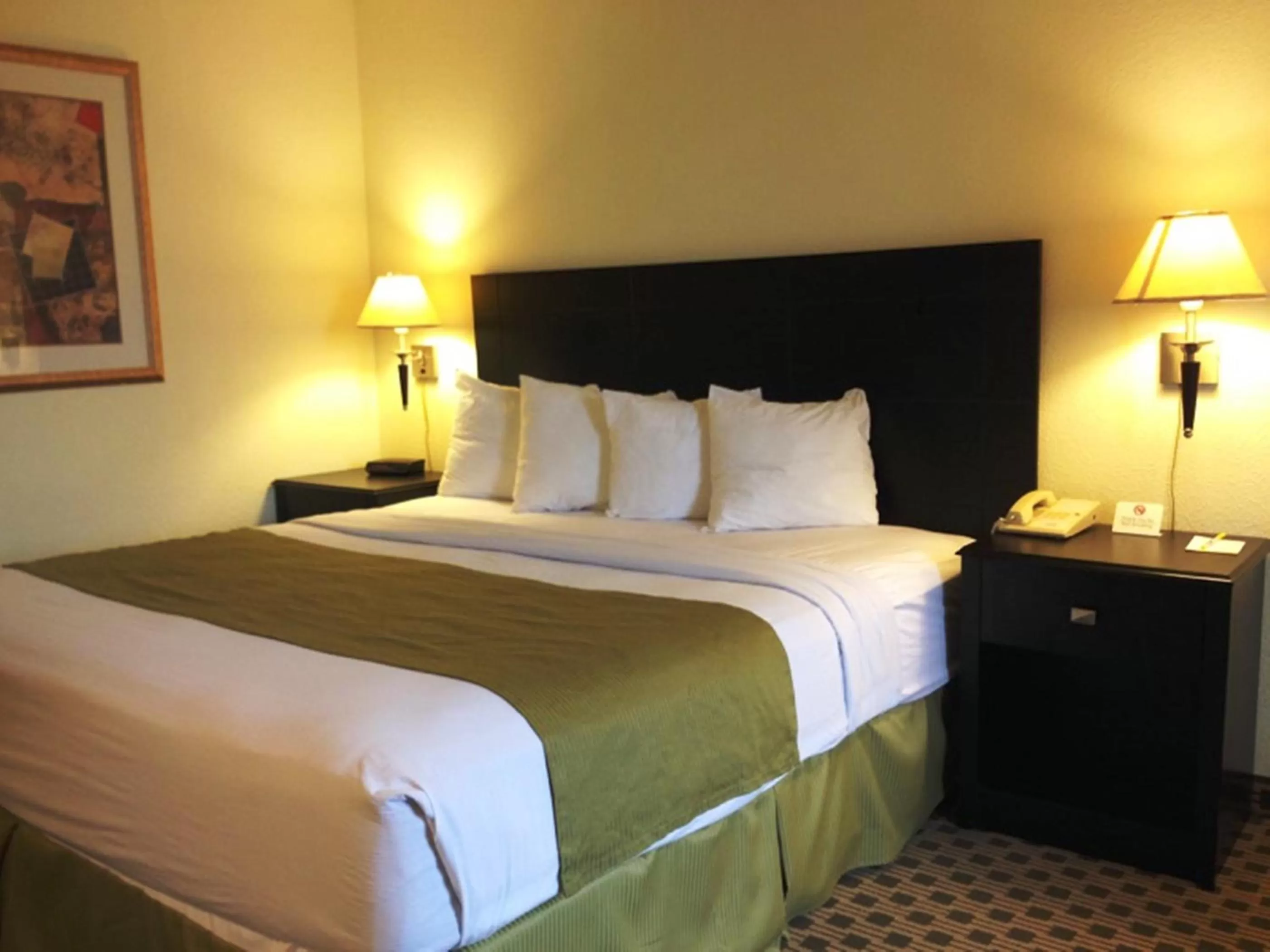 One-Bedroom King Suite with Hot Tub - Non-Smoking in Days Inn by Wyndham Irving Grapevine DFW Airport North