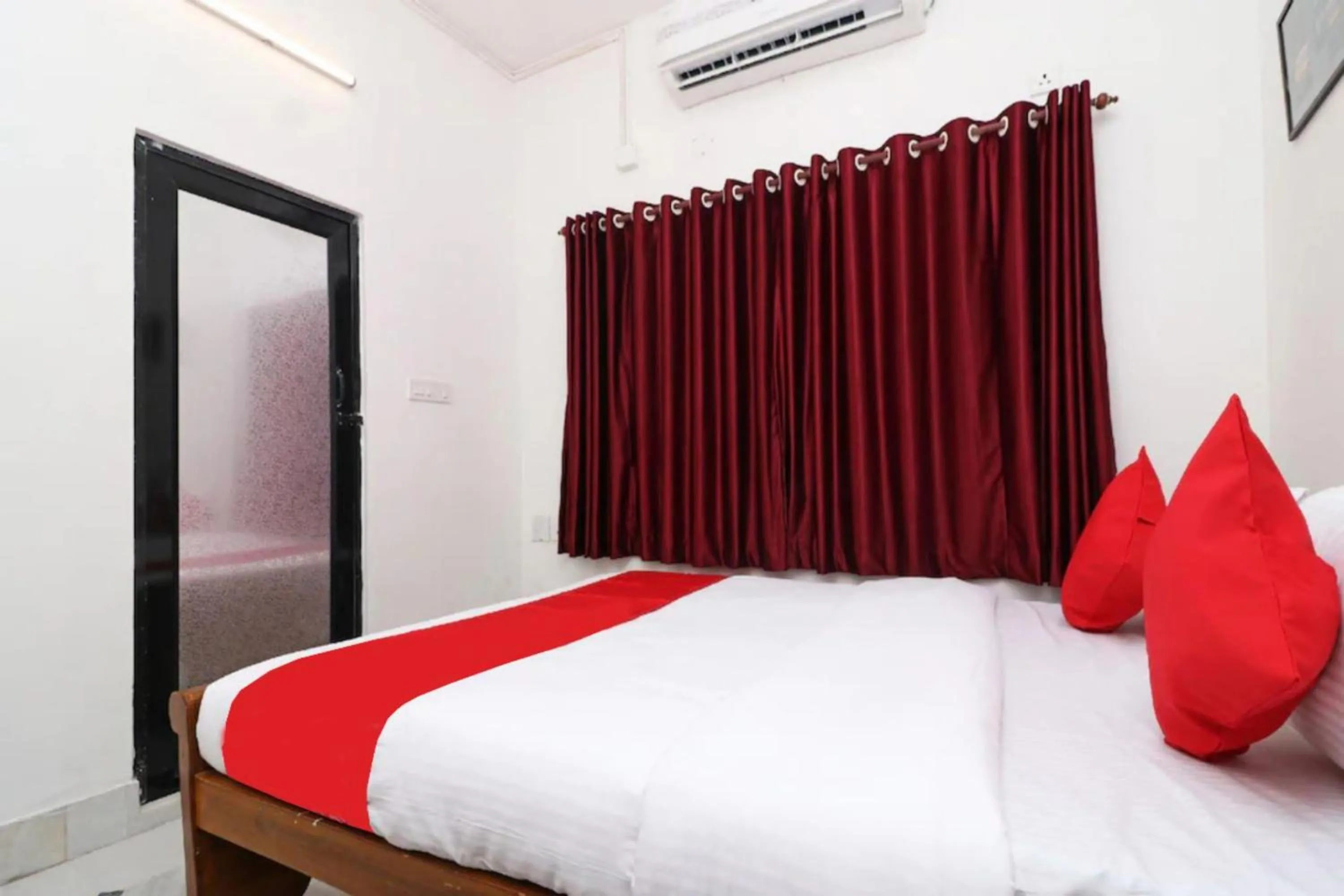 Photo of the whole room, Bed in Goroomgo Hotel Manurama Ruby Kolkata