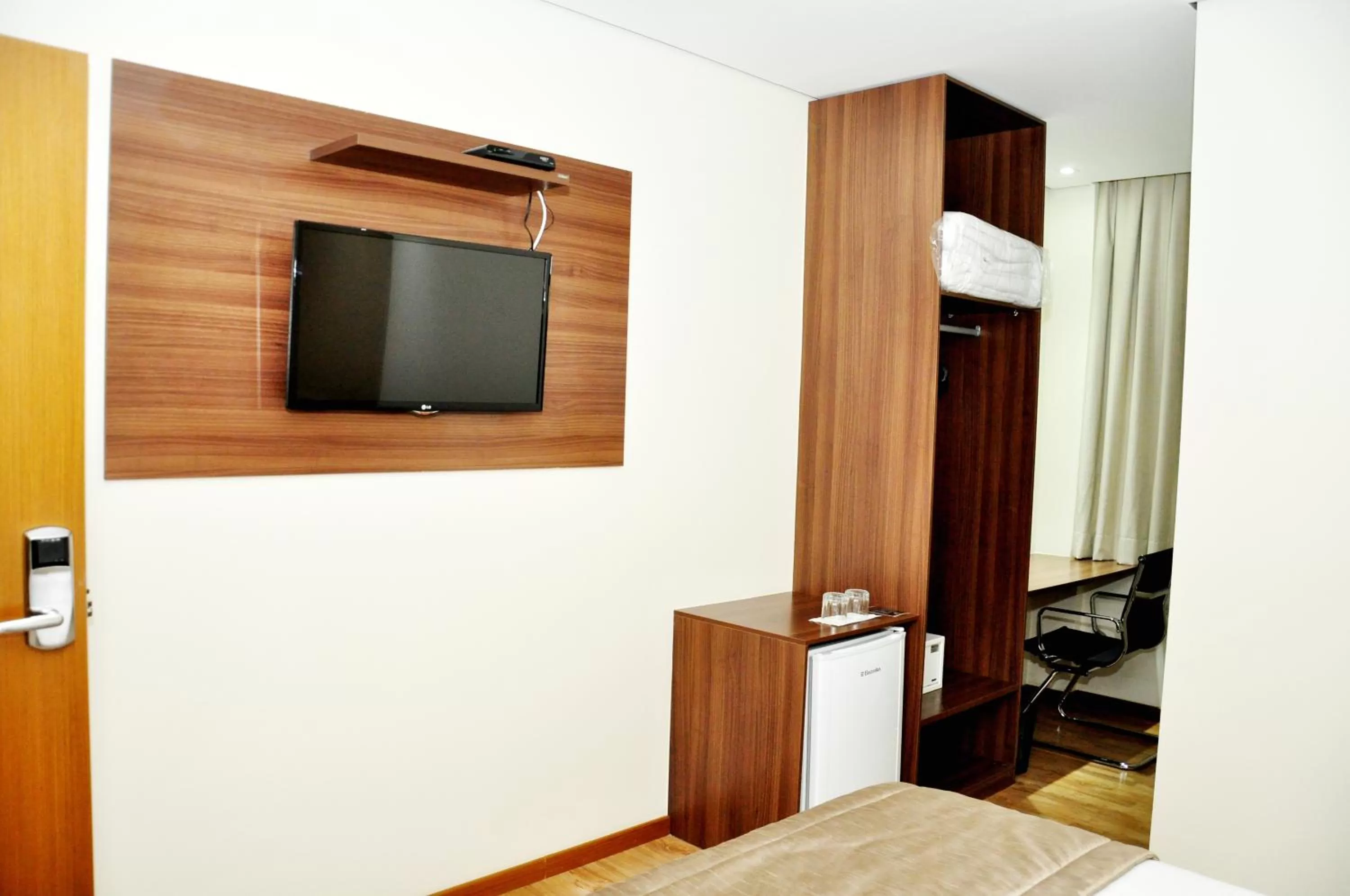 TV and multimedia, TV/Entertainment Center in Hotel Mohave