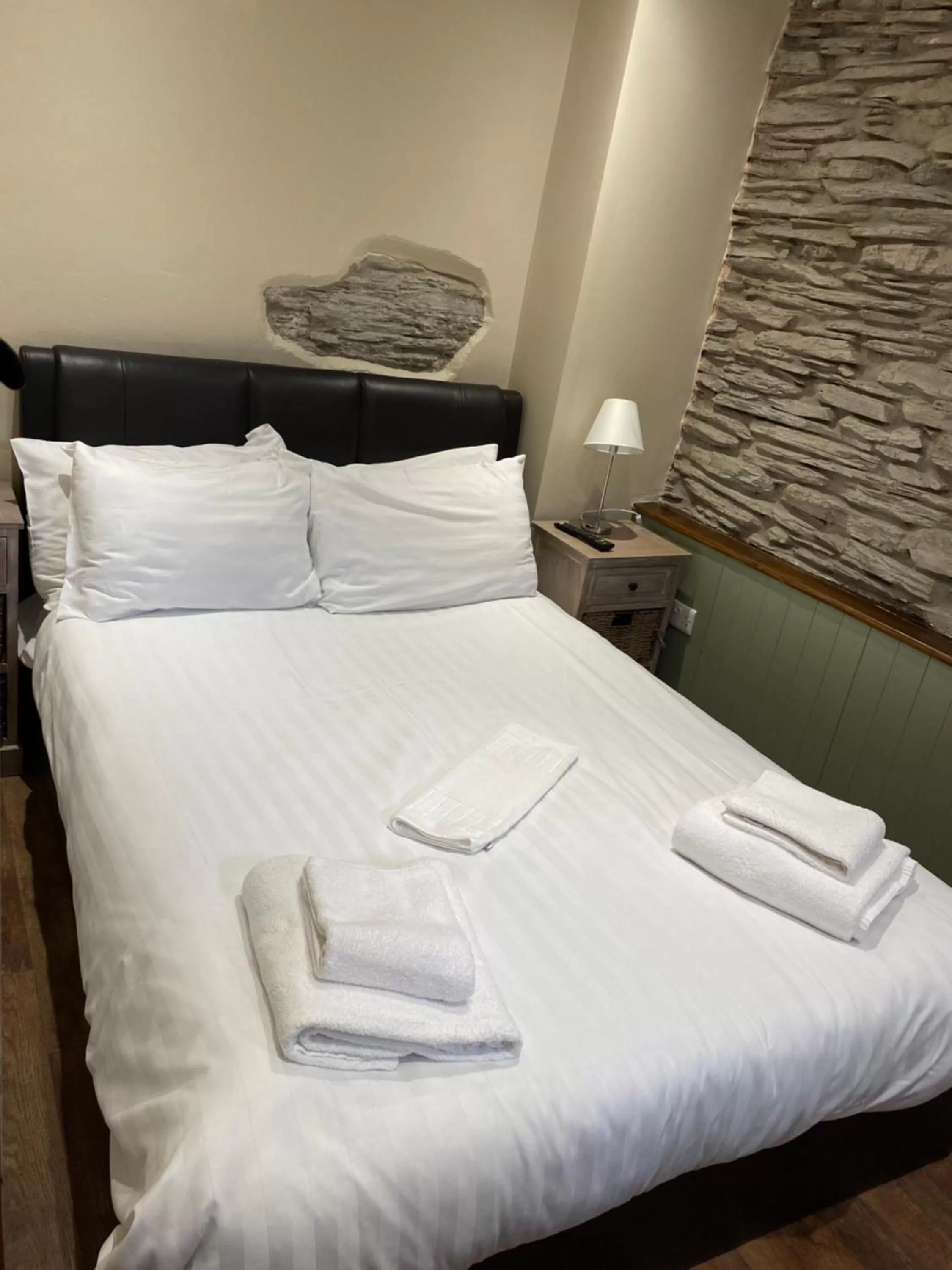 Bed in Grapes Hotel, Bar & Restaurant Snowdonia Nr Zip World