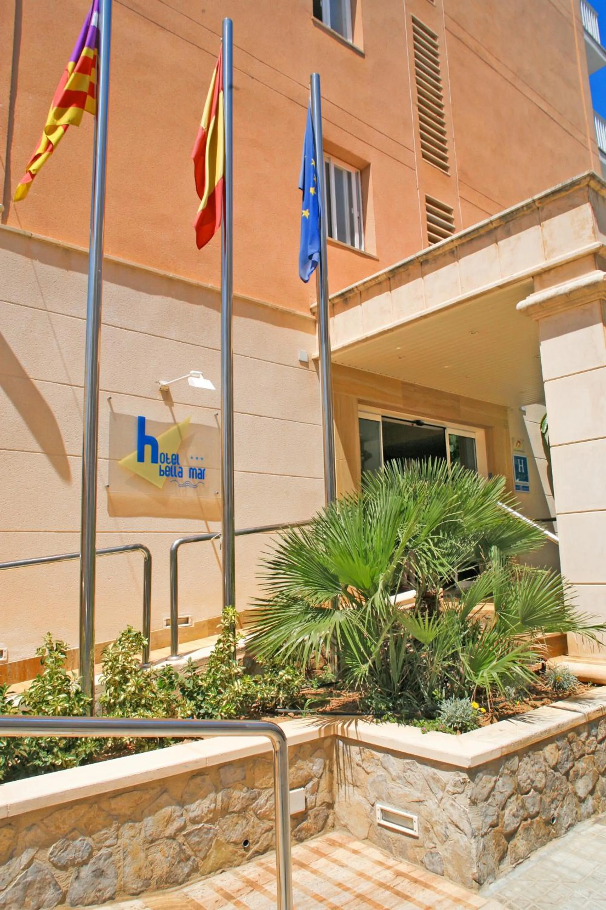 Facade/entrance in Hotel Bella Mar