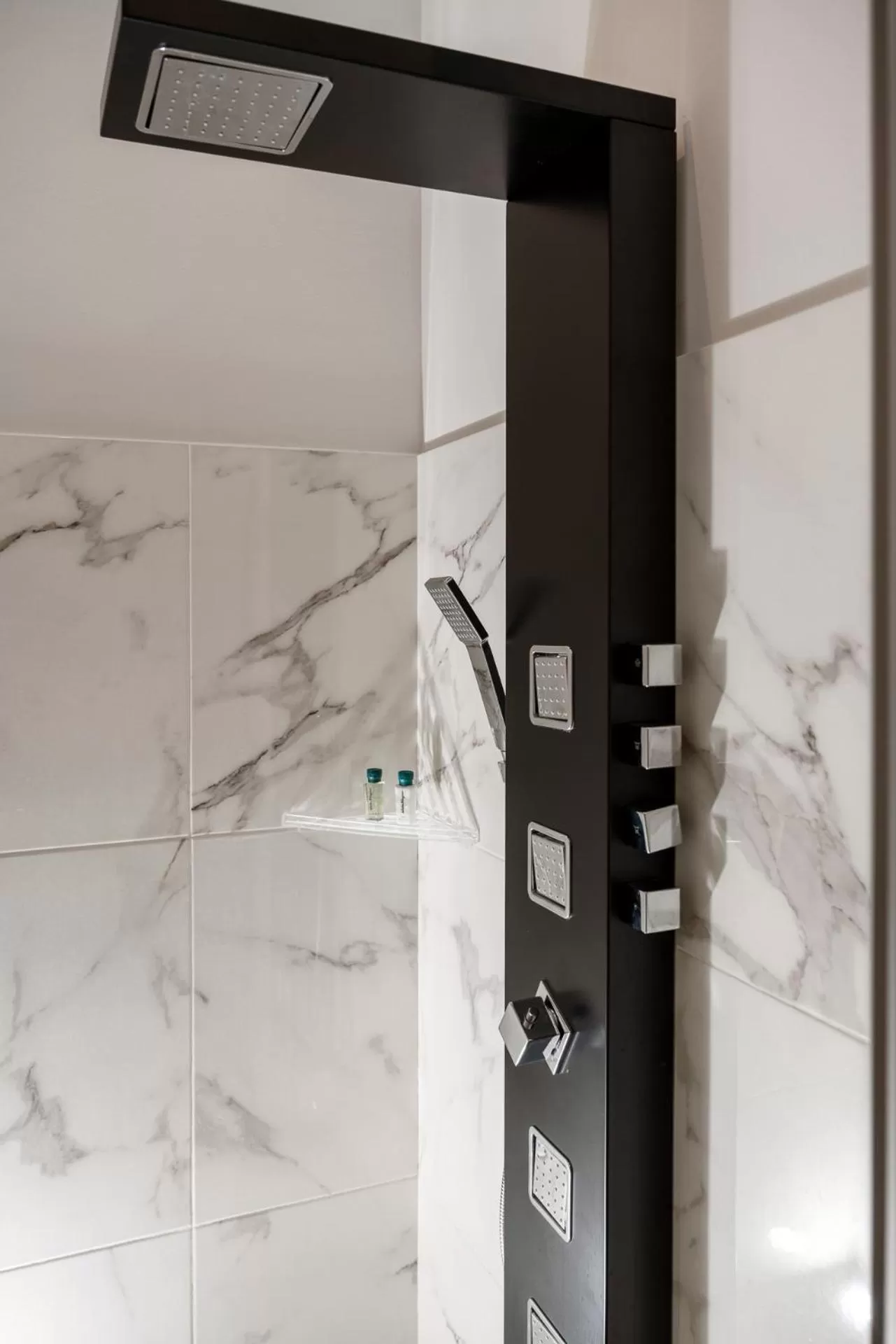 Shower in Albergo Rossini 1936