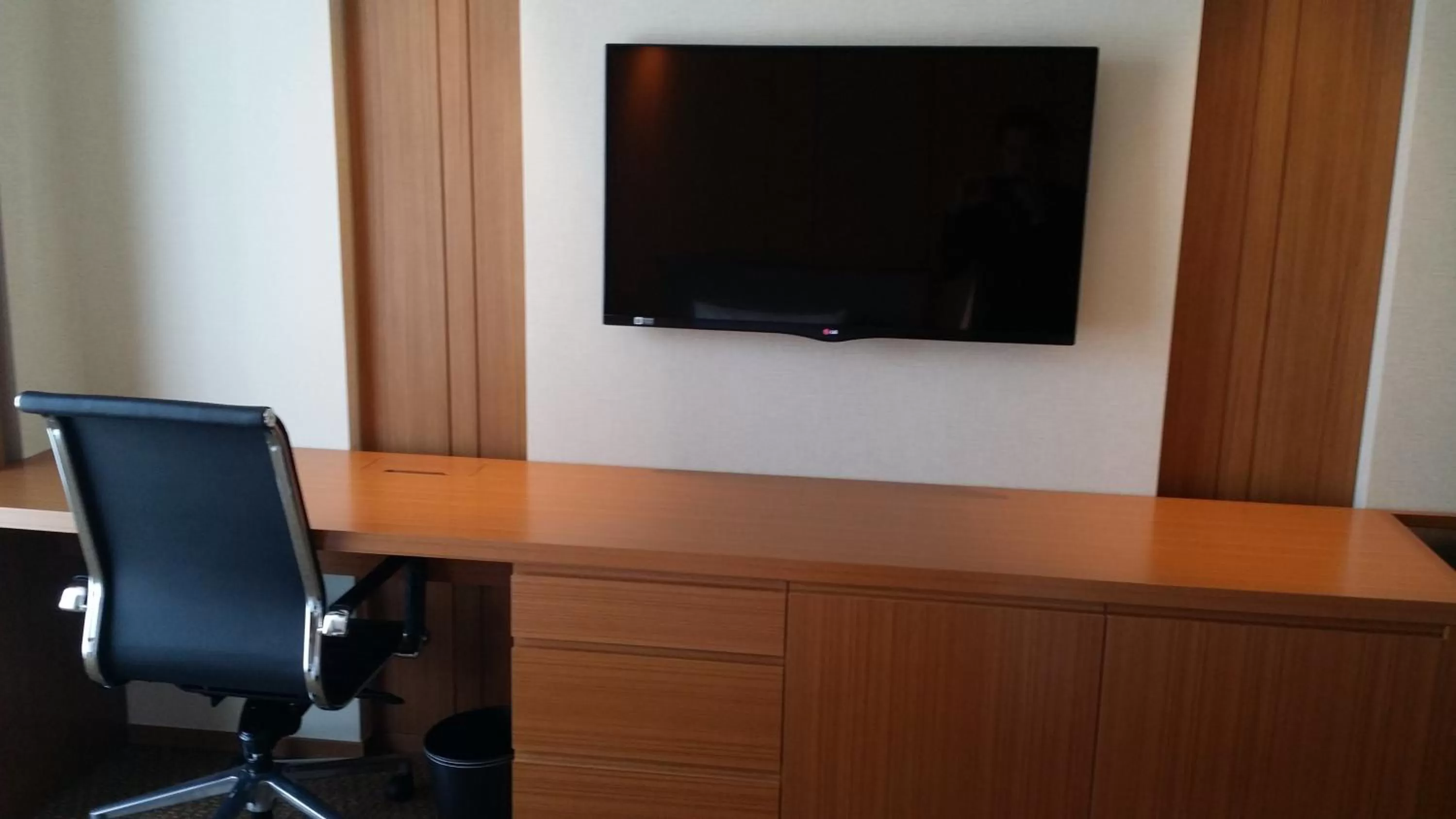 TV and multimedia in LOTTE CITY HOTEL Daejeon