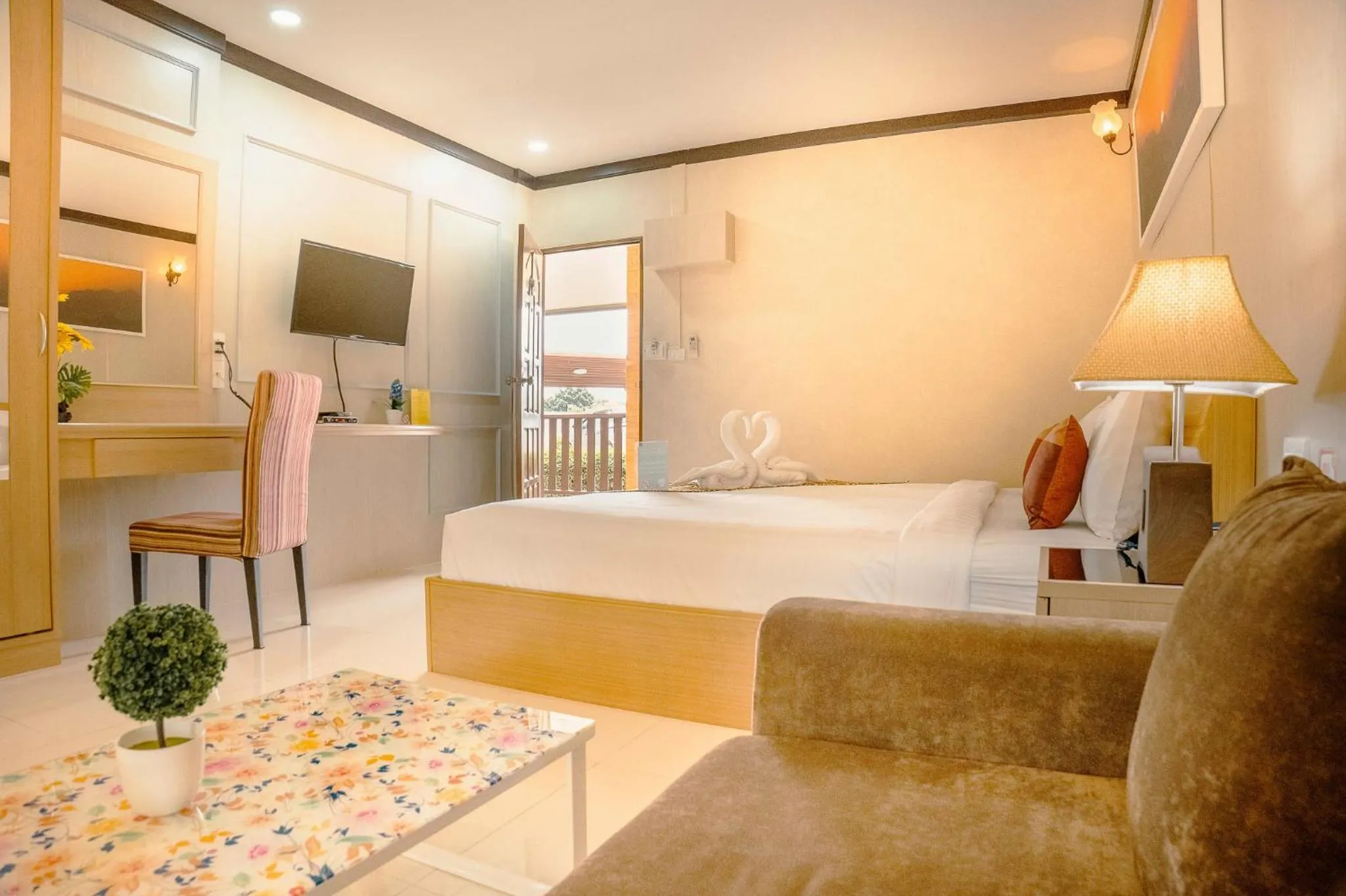 Living room, Bed in AU Place Hotel