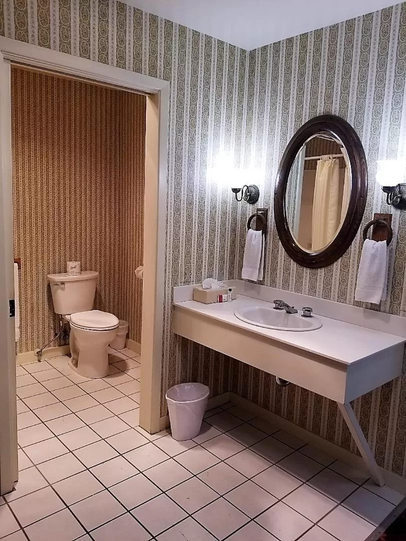 Bathroom in Hill House Inn