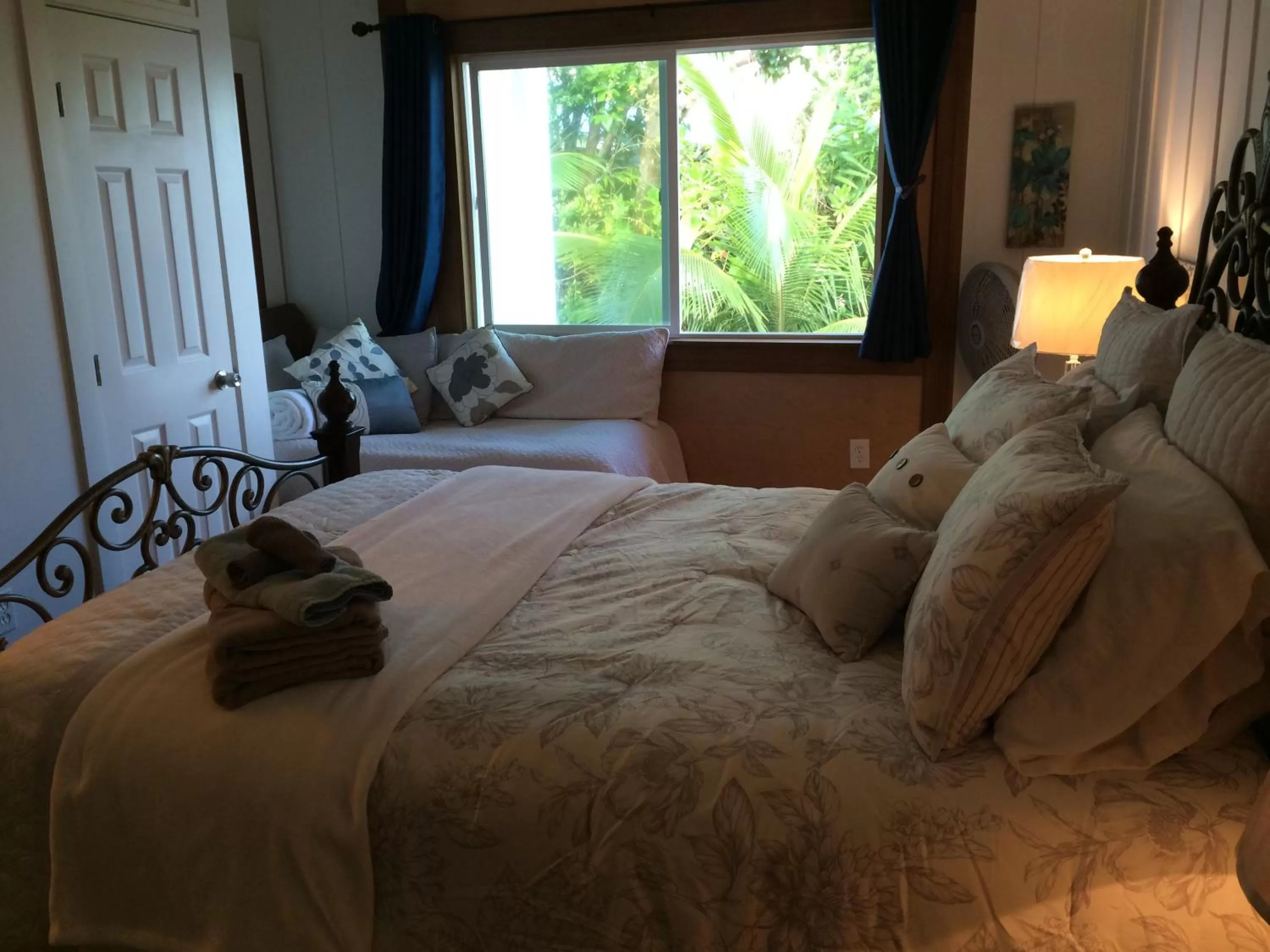 Queen Suite with Garden and Partial Bay View  in Hilo Bay Oceanfront Bed and Breakfast