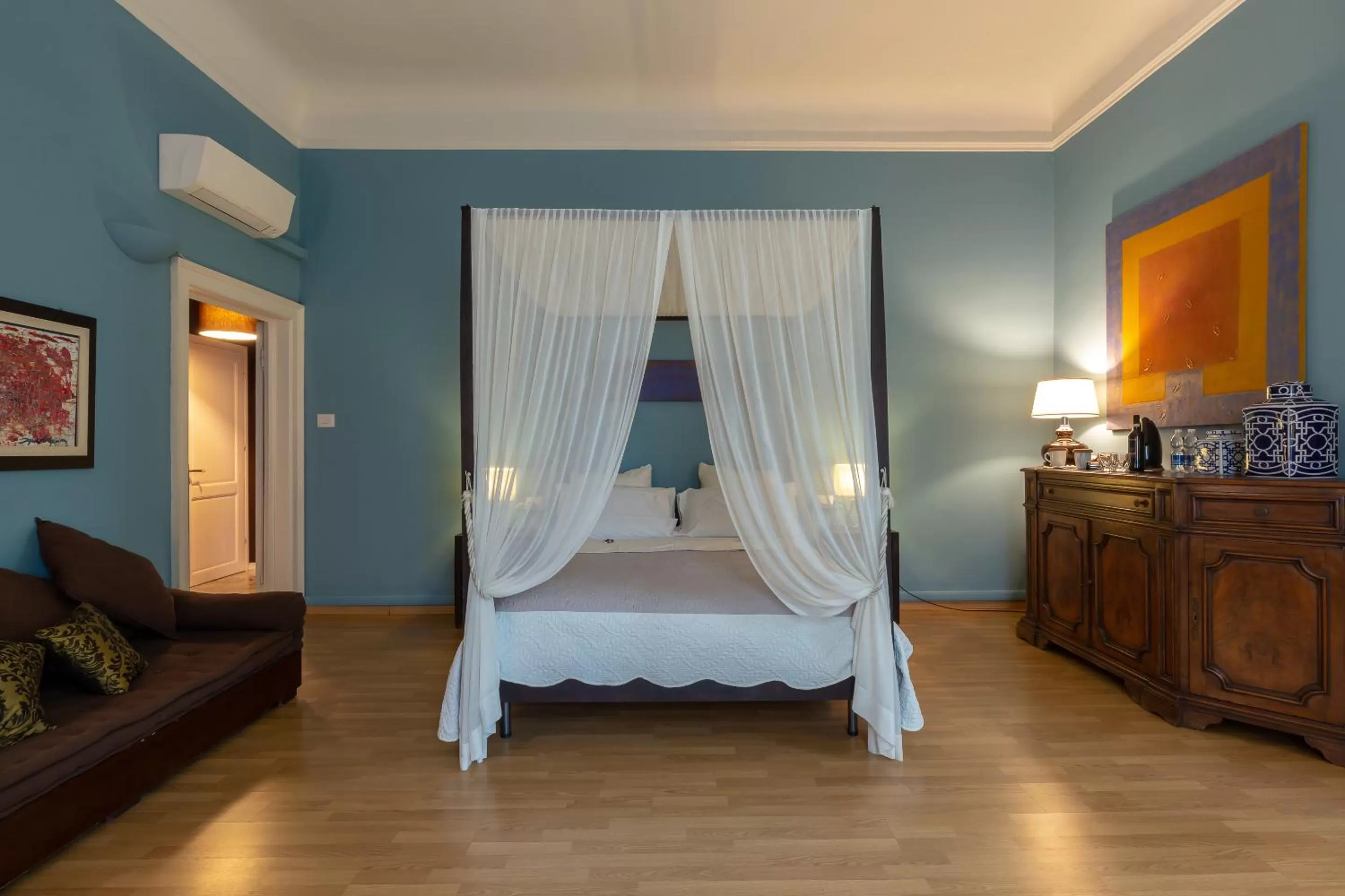 Photo of the whole room, Bed in Opera Boutique B&B