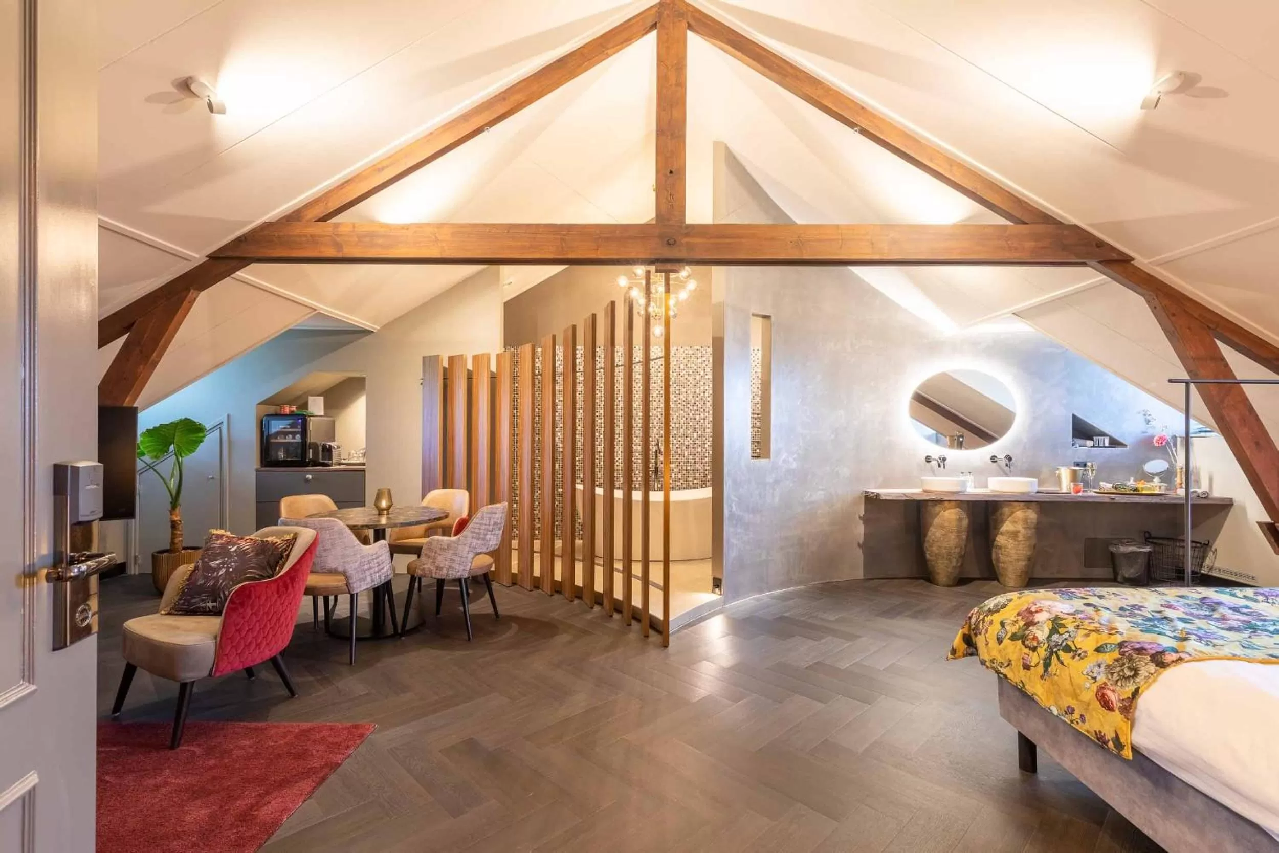 Photo of the whole room, Bed in Heuvelsuites