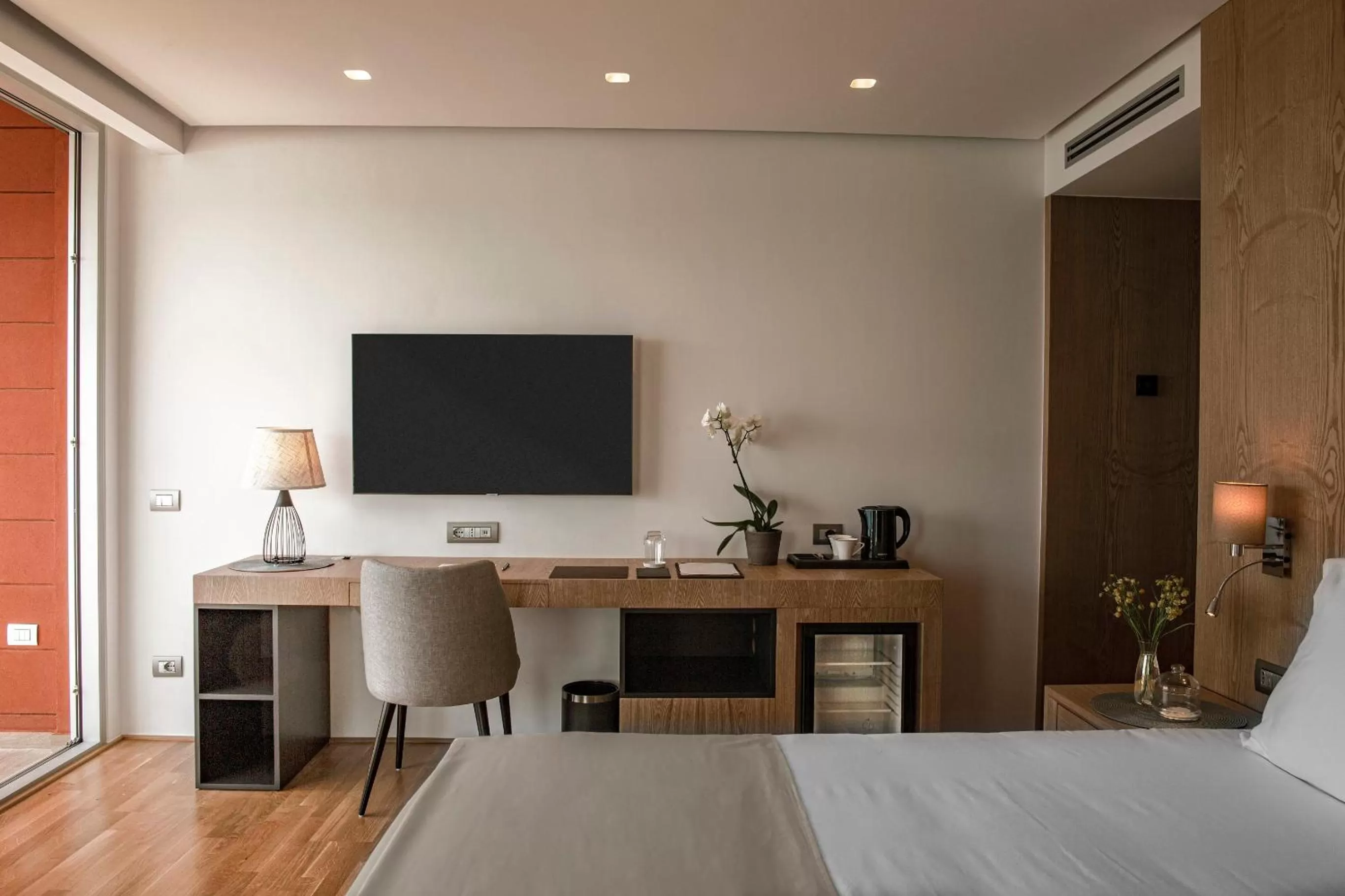 Bedroom, TV/Entertainment Center in Amare Hotel