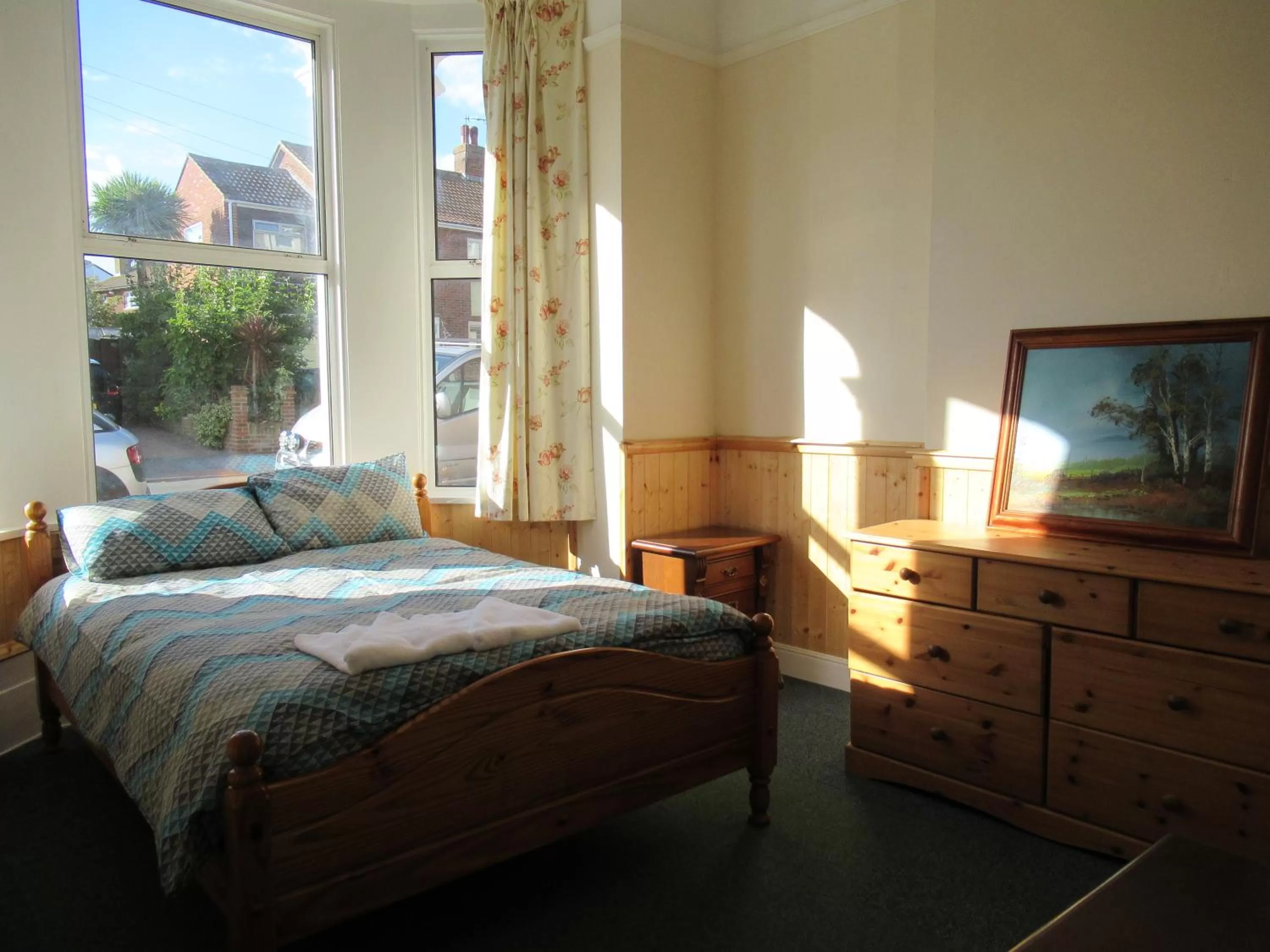 Bedroom, Bed in Lennard House
