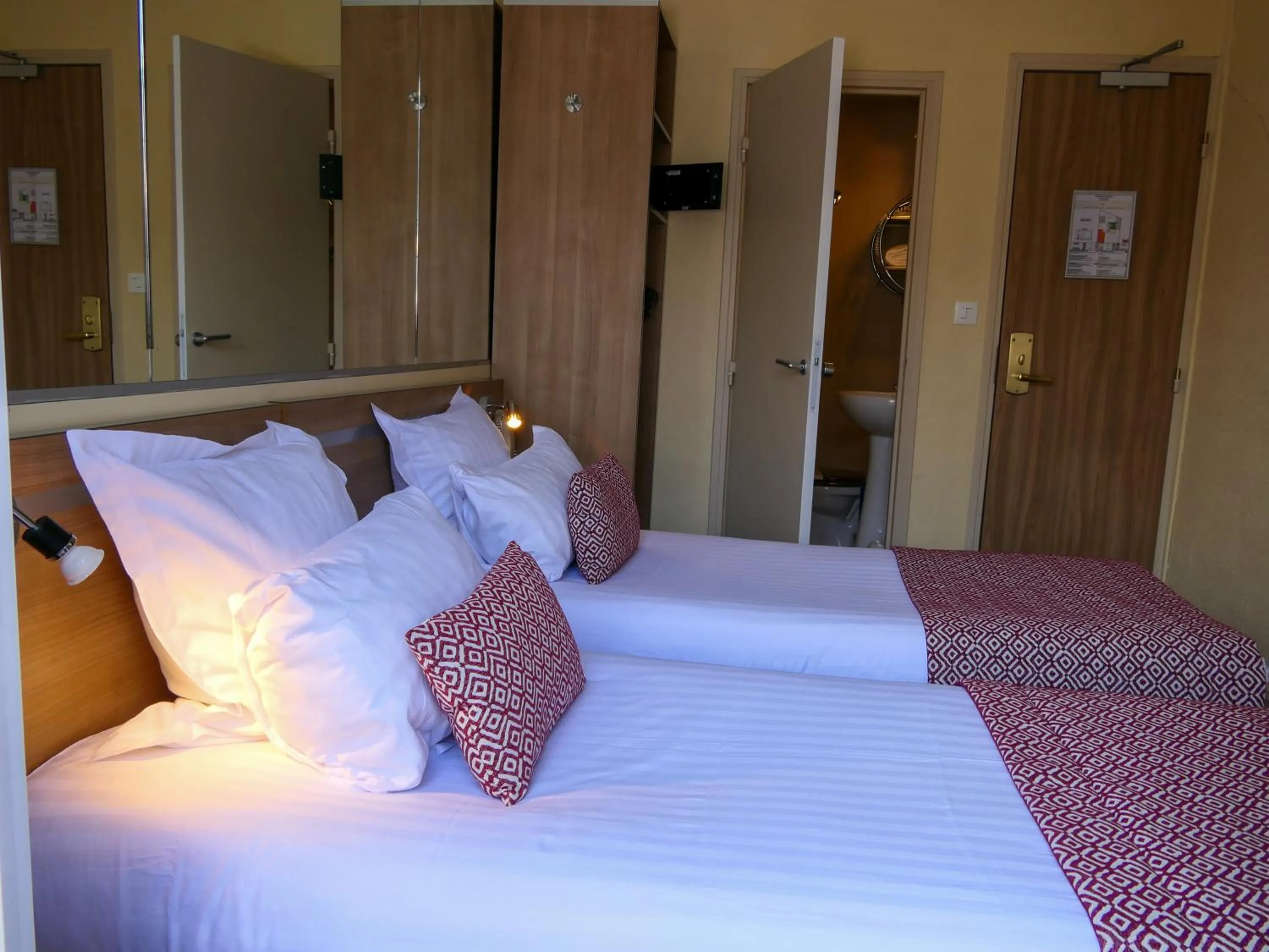 Bedroom, Bed in Hôtel de France Quartier Latin