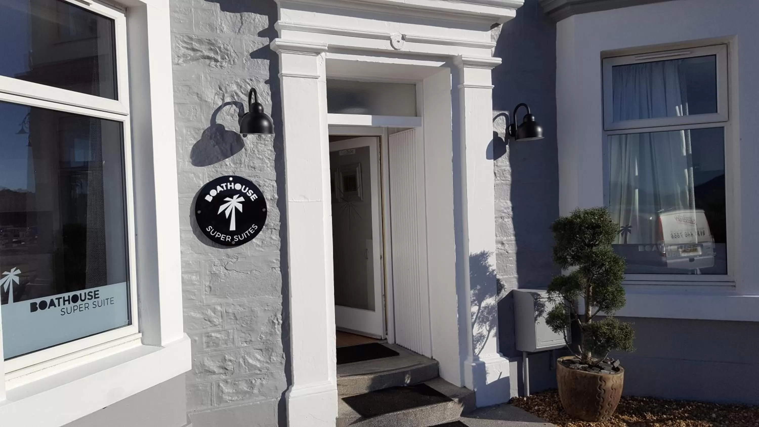 Facade/entrance in Boat House Super Suites