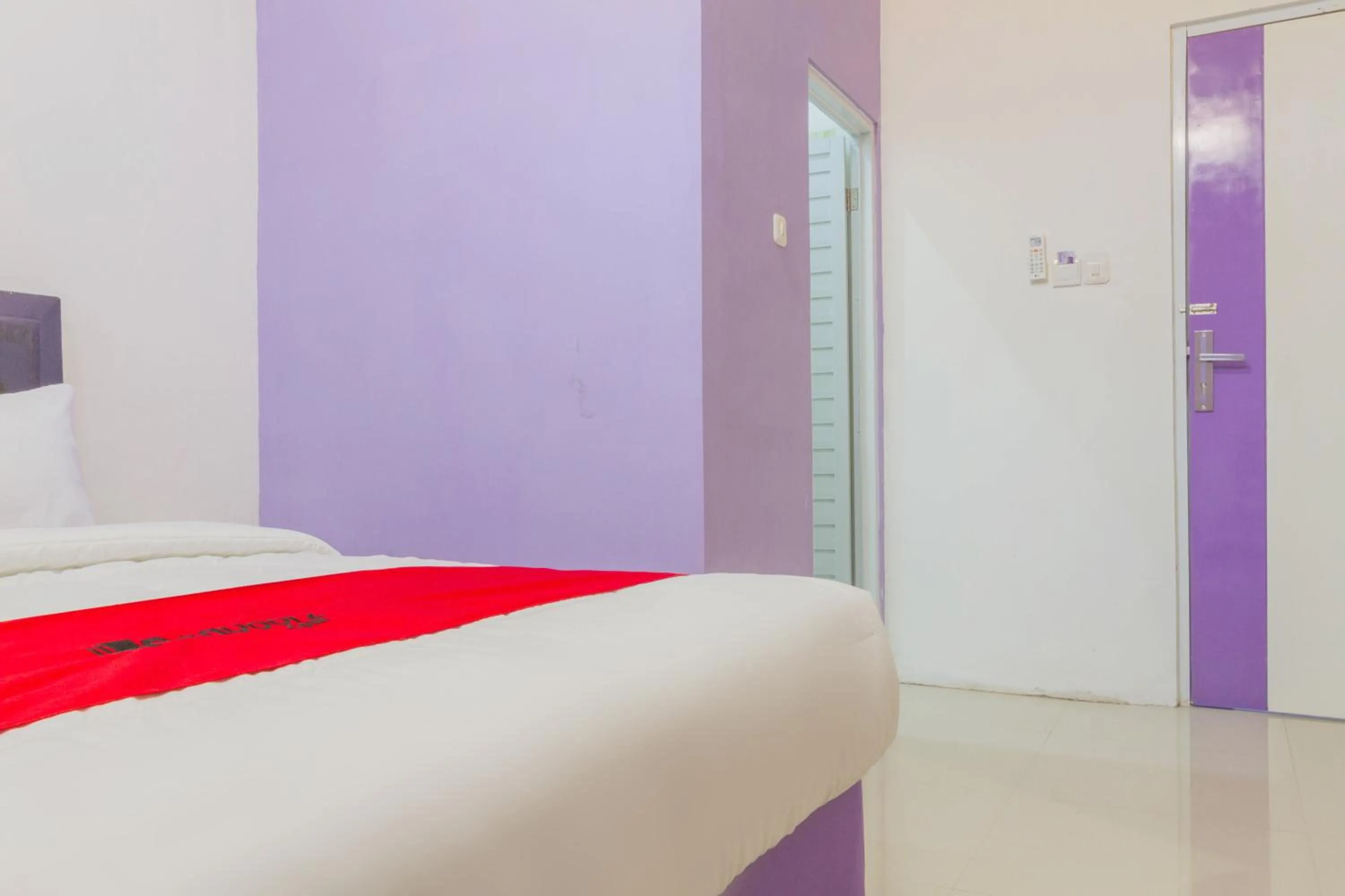 Bedroom, Bed in RedDoorz Plus @ Tuparev Cirebon 2