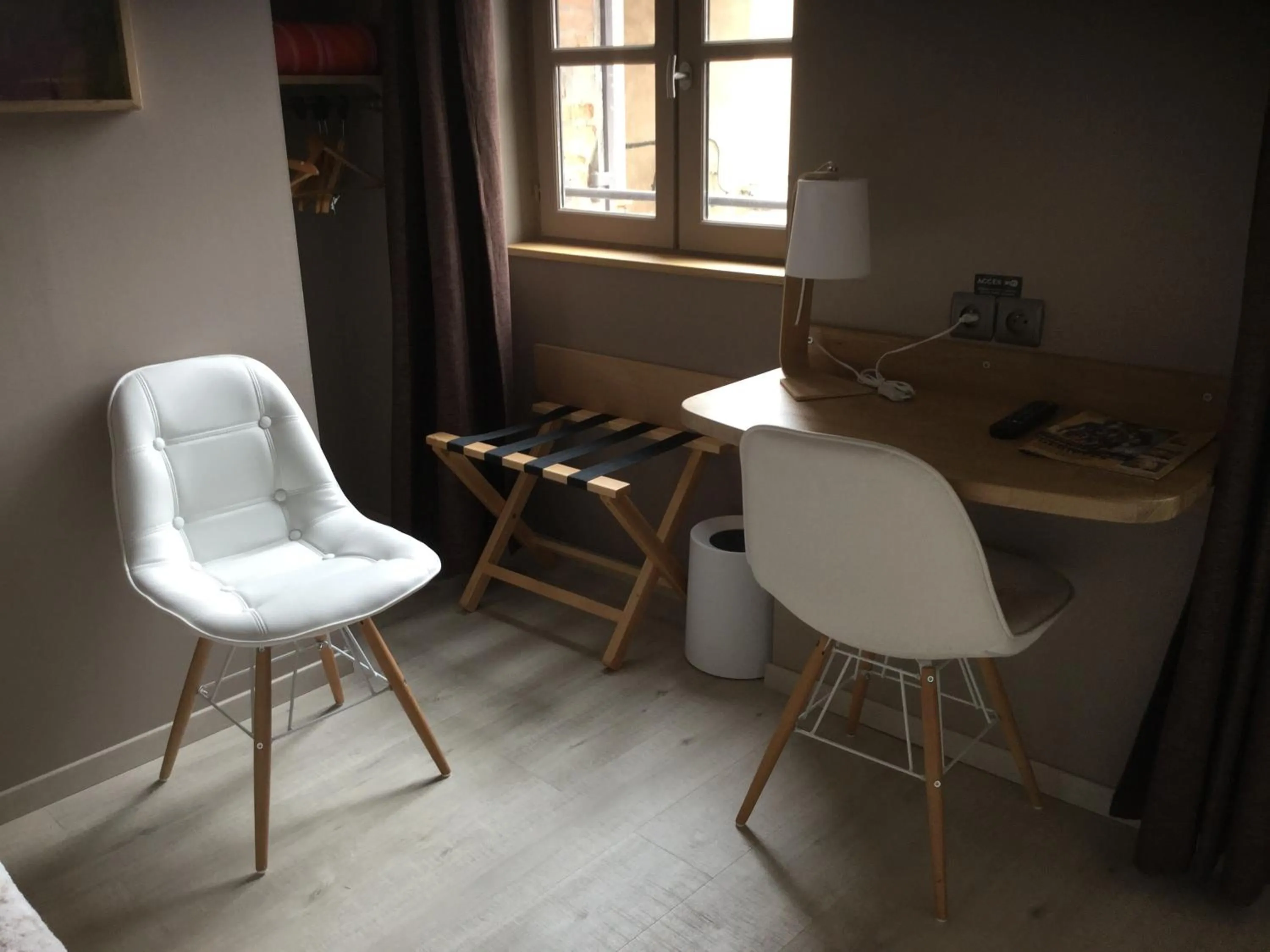 Seating area in Hôtel du Commerce