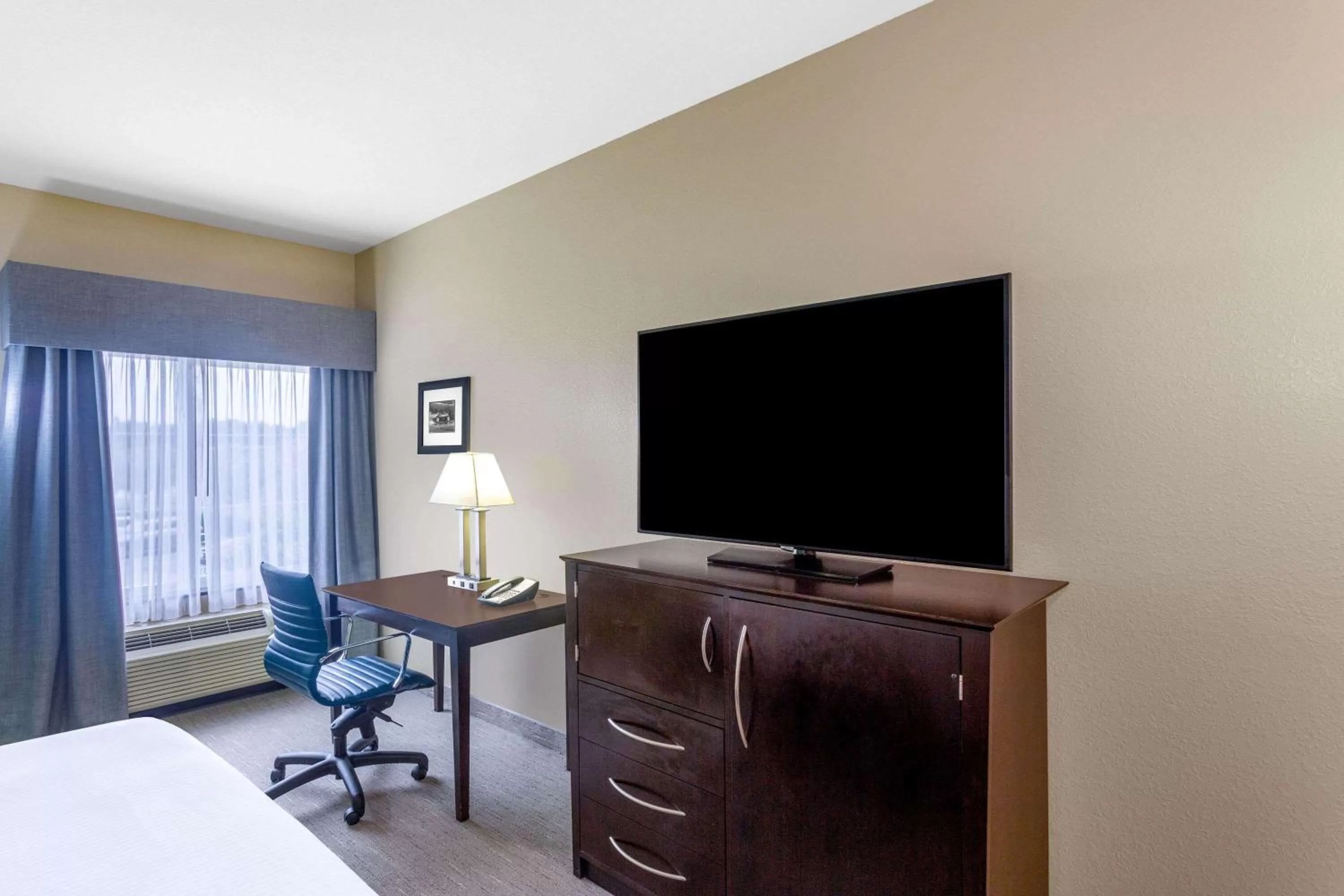 Photo of the whole room, Bed in La Quinta by Wyndham Sebring