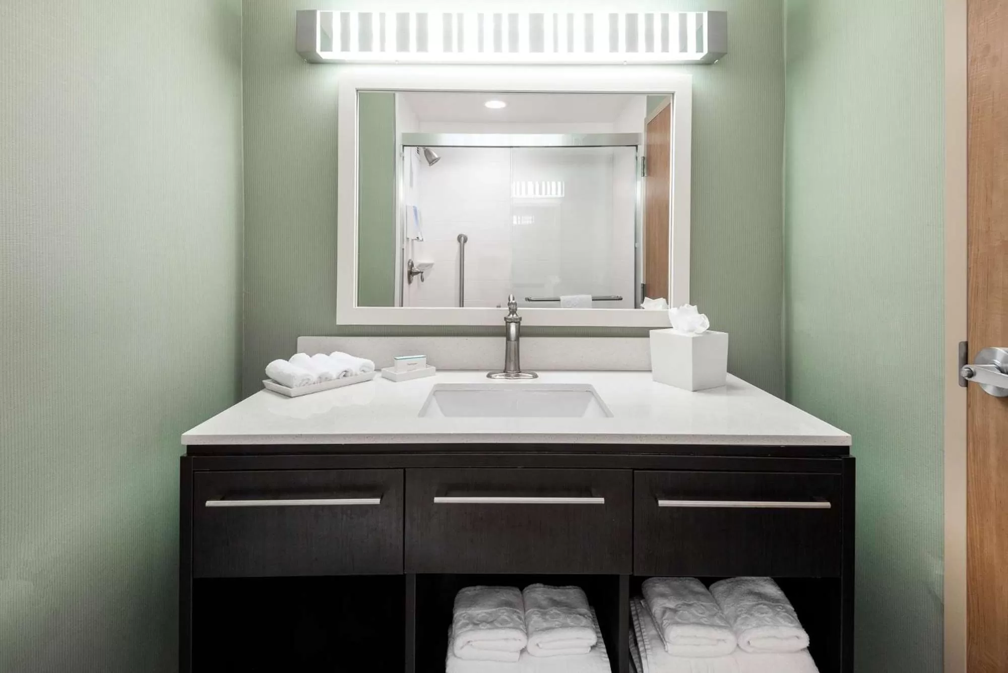 Bathroom, Bed in Home2 Suites By Hilton Ft. Lauderdale Airport-Cruise Port