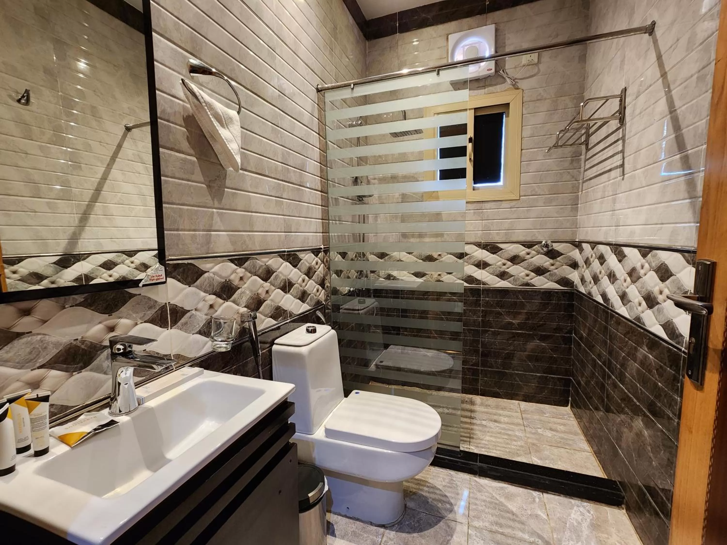Shower in شاطيء الحياة للأجنحة الفندقية shaty alhayat