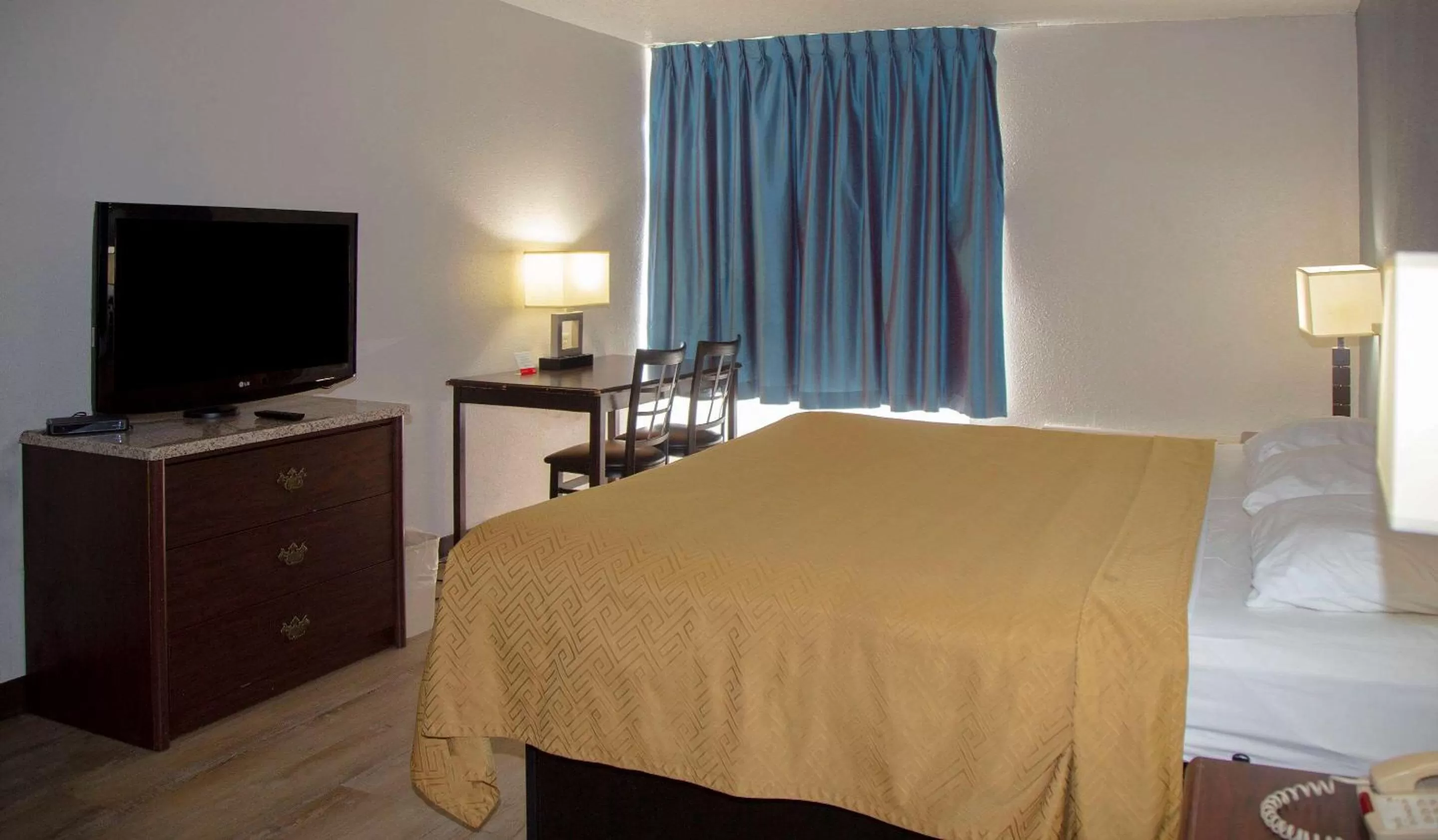 Photo of the whole room, Bed in Econo Lodge Ardmore