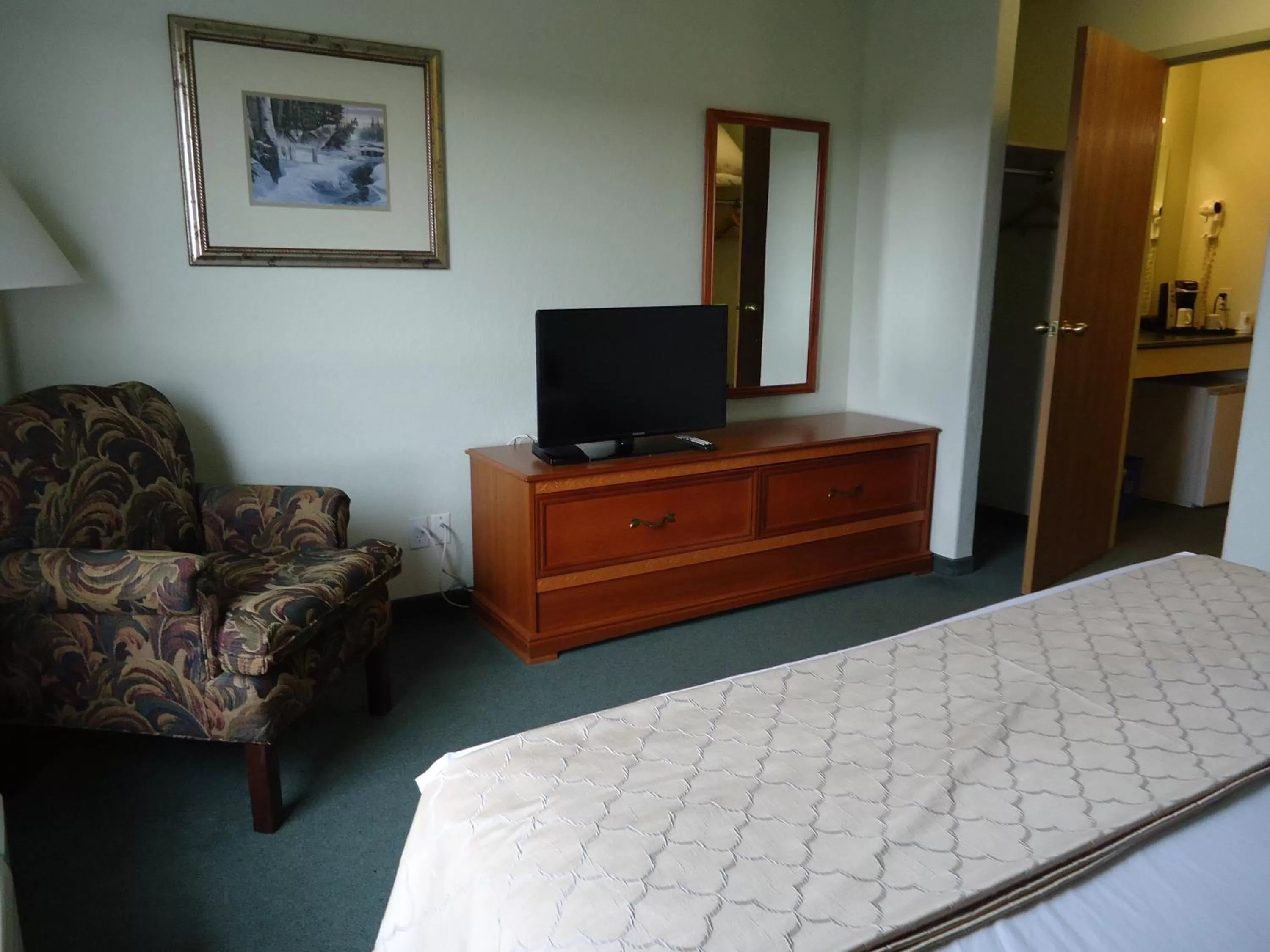 TV and multimedia, Bed in Super 8 by Wyndham Dauphin