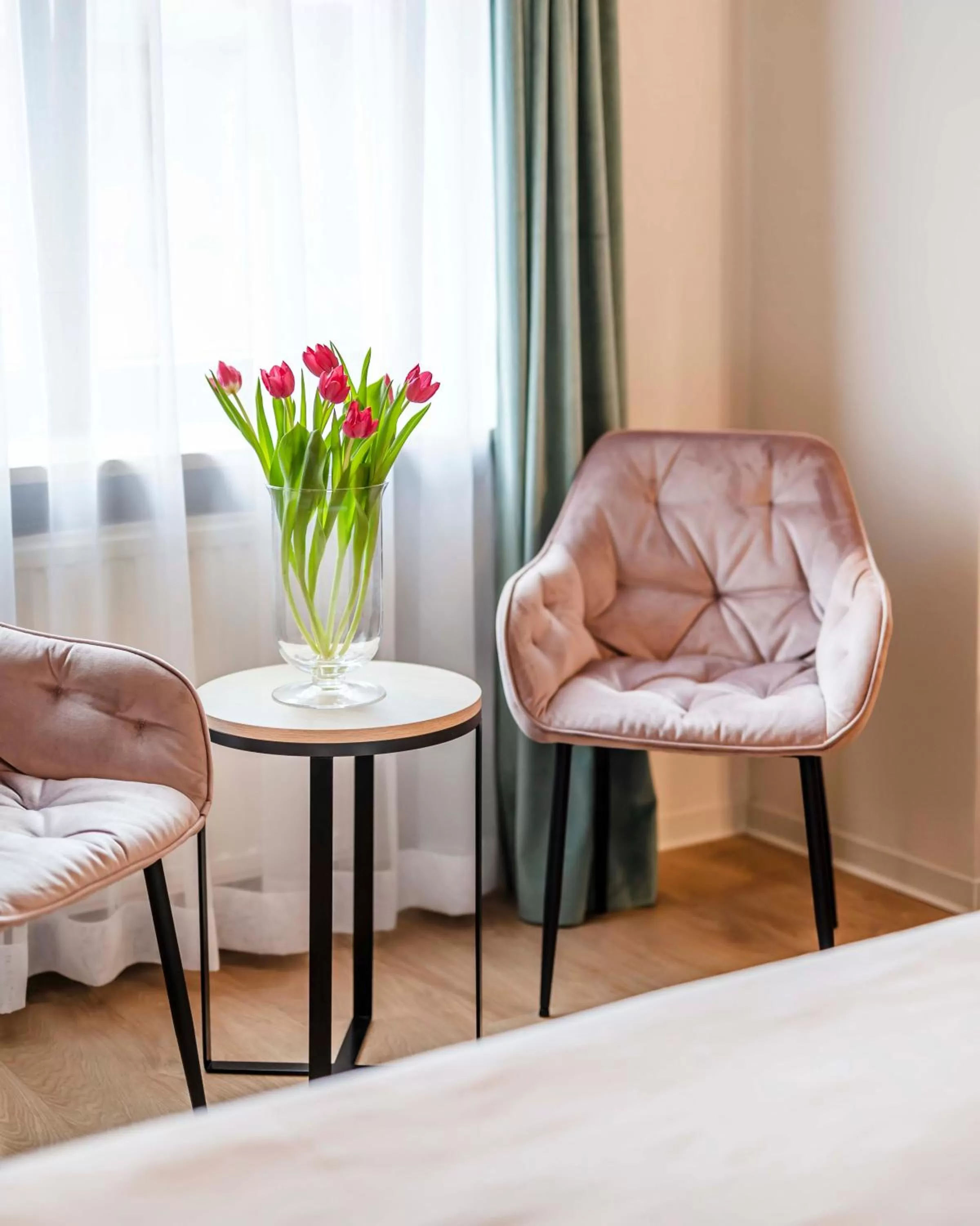 Seating area, Bed in Hotel H12****