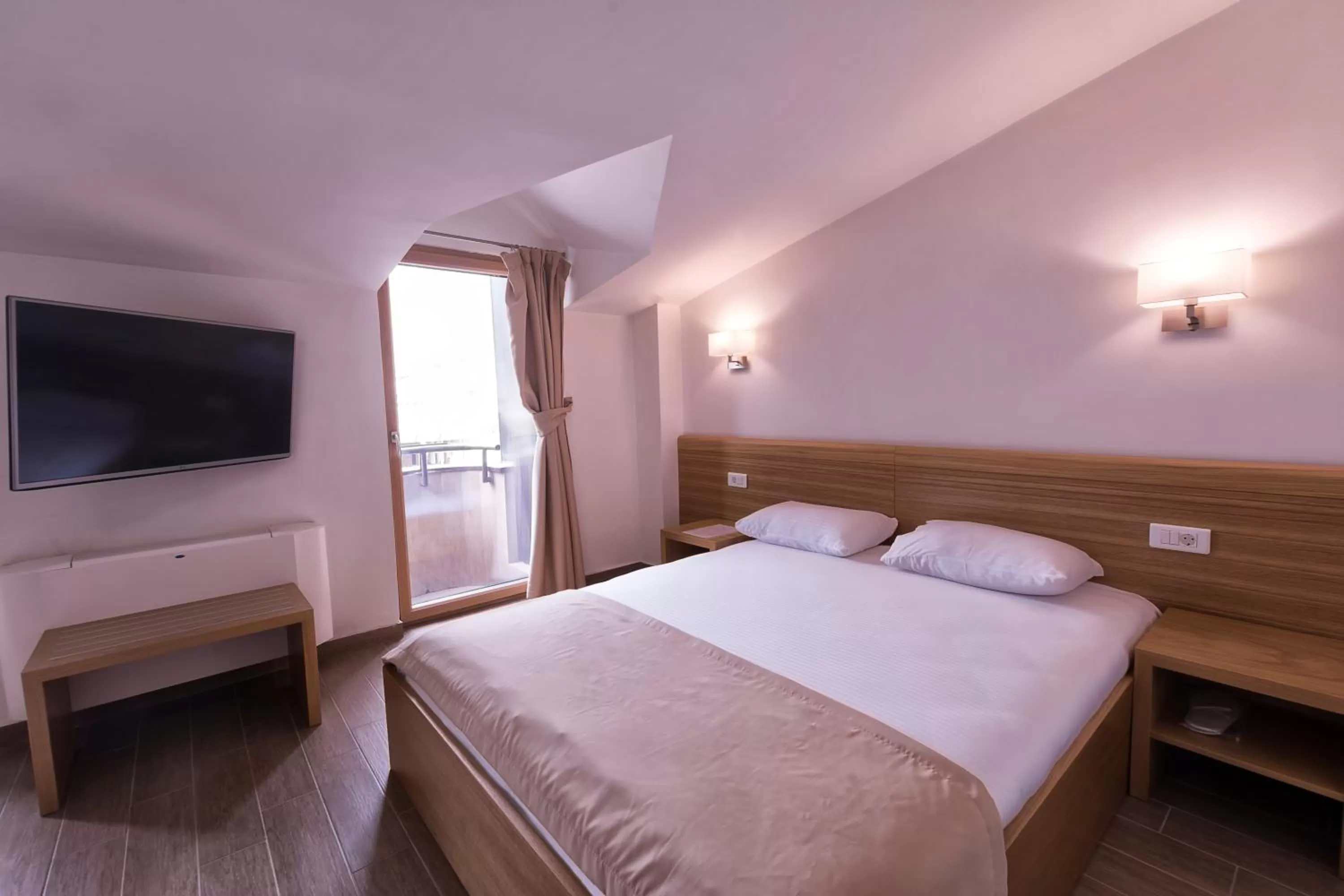 TV and multimedia, Bed in Hotel Lirak