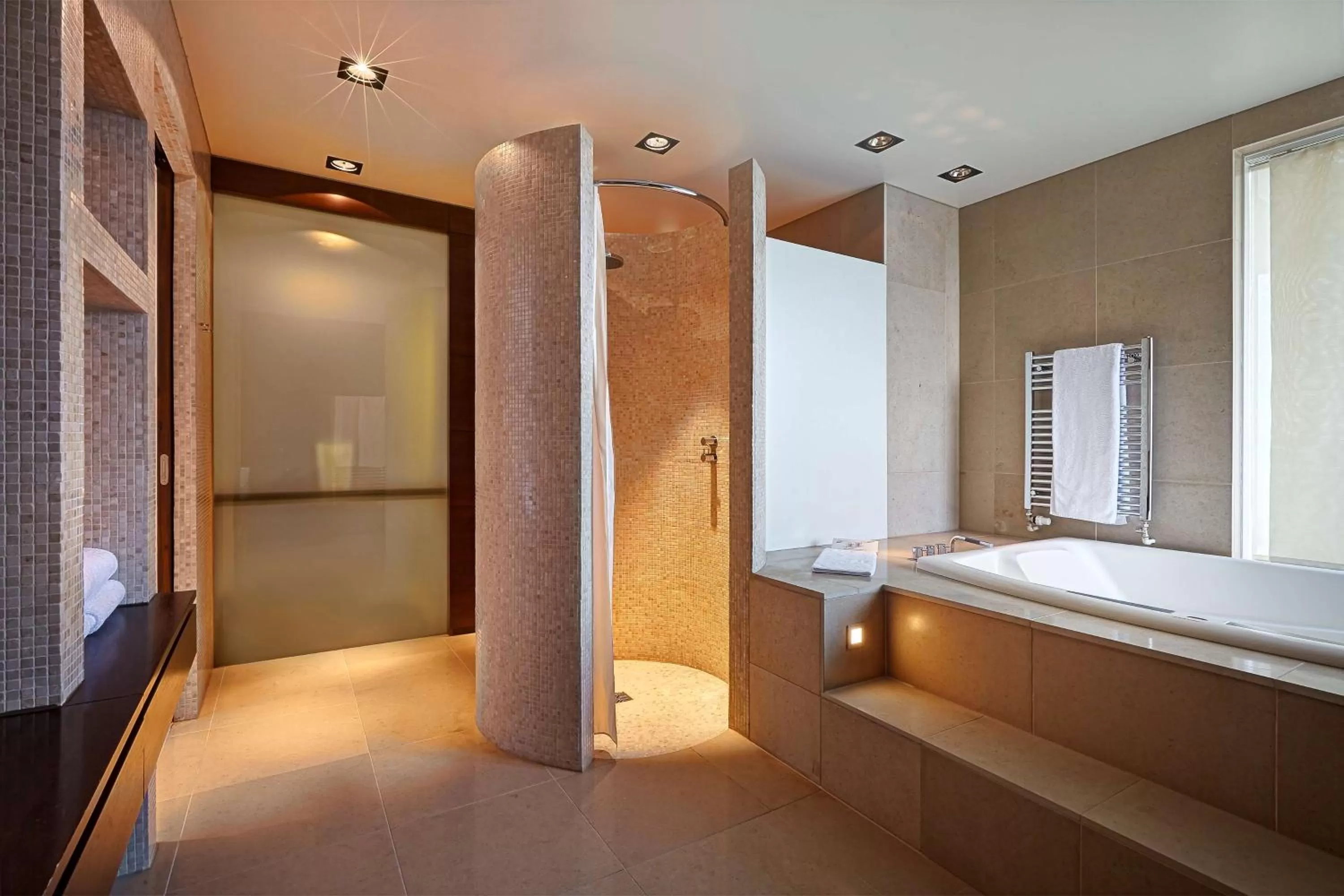 Bathroom, Bed in Hilton Reykjavik Nordica