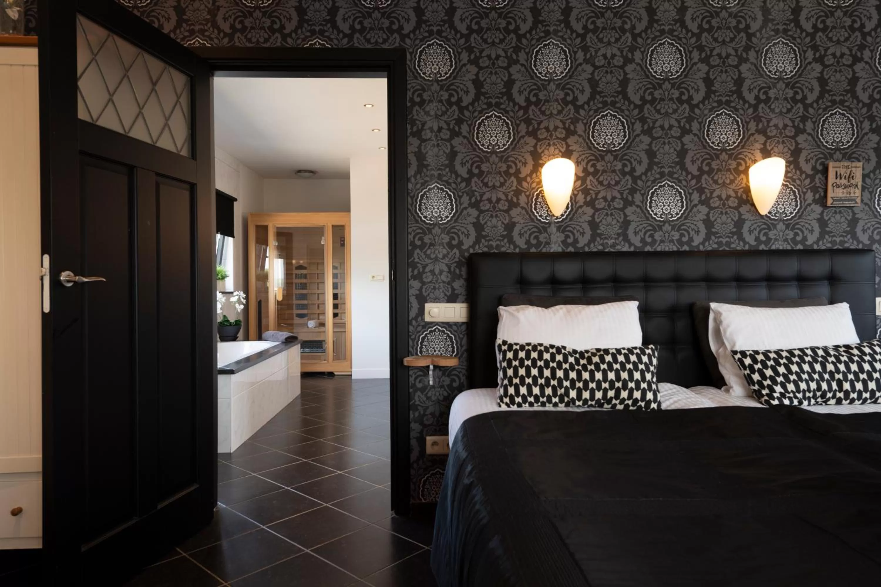 Bed in B&B Montenakerhof