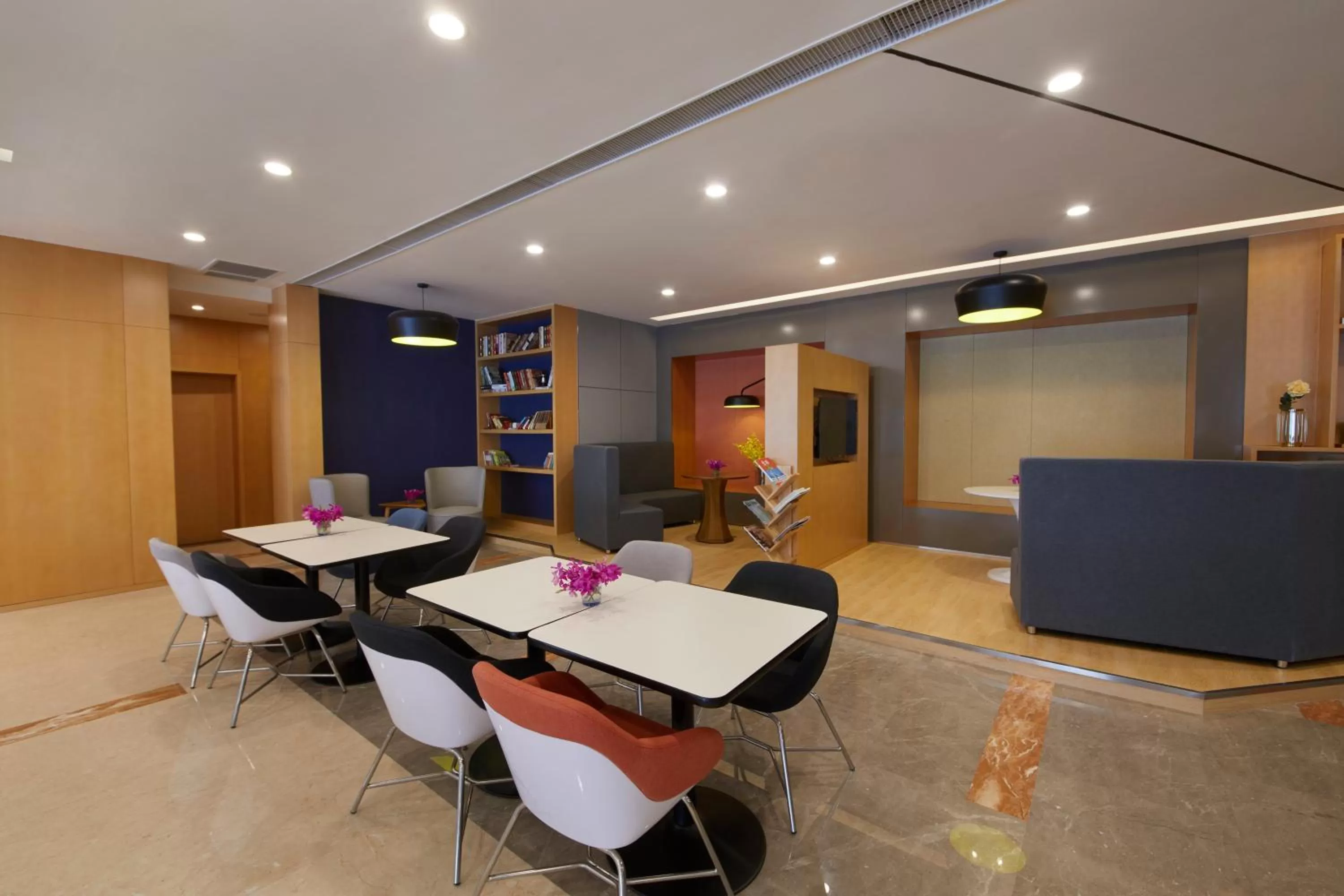 Restaurant/places to eat in Holiday Inn Express Zhengzhou Zhengdong by IHG