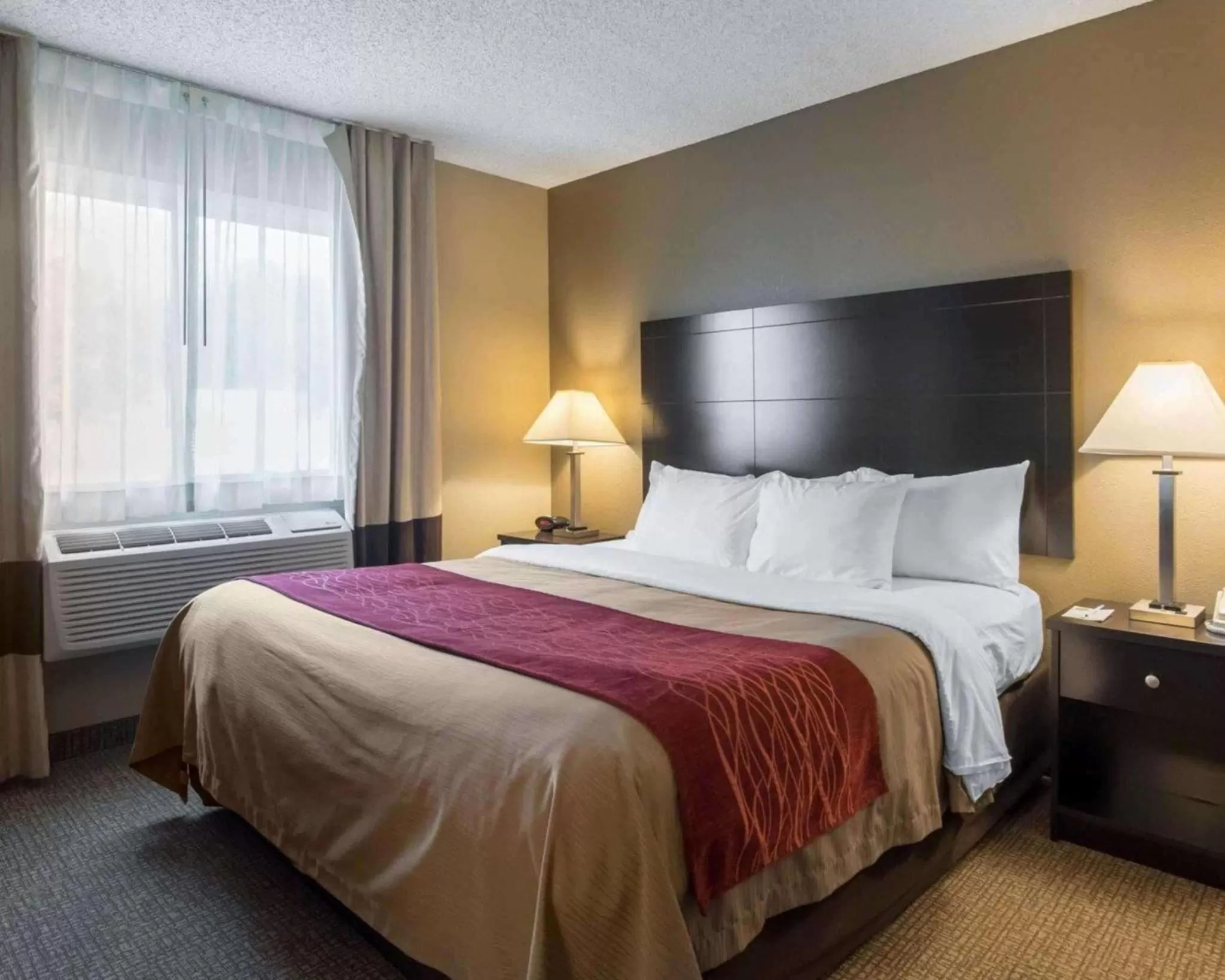 Photo of the whole room, Bed in Comfort Inn Saugerties