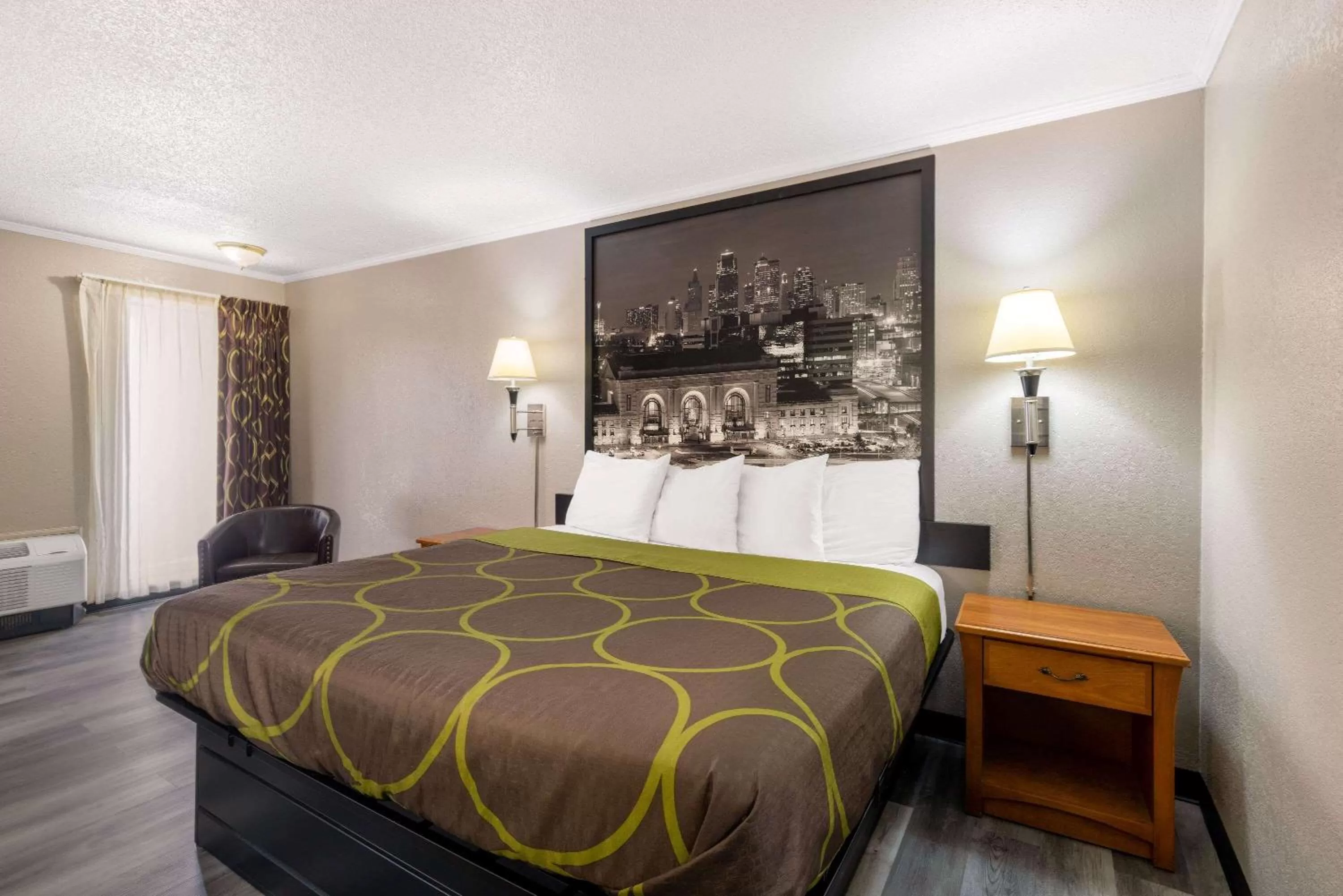 Bedroom, Bed in Super 8 by Wyndham Kansas City Airport North