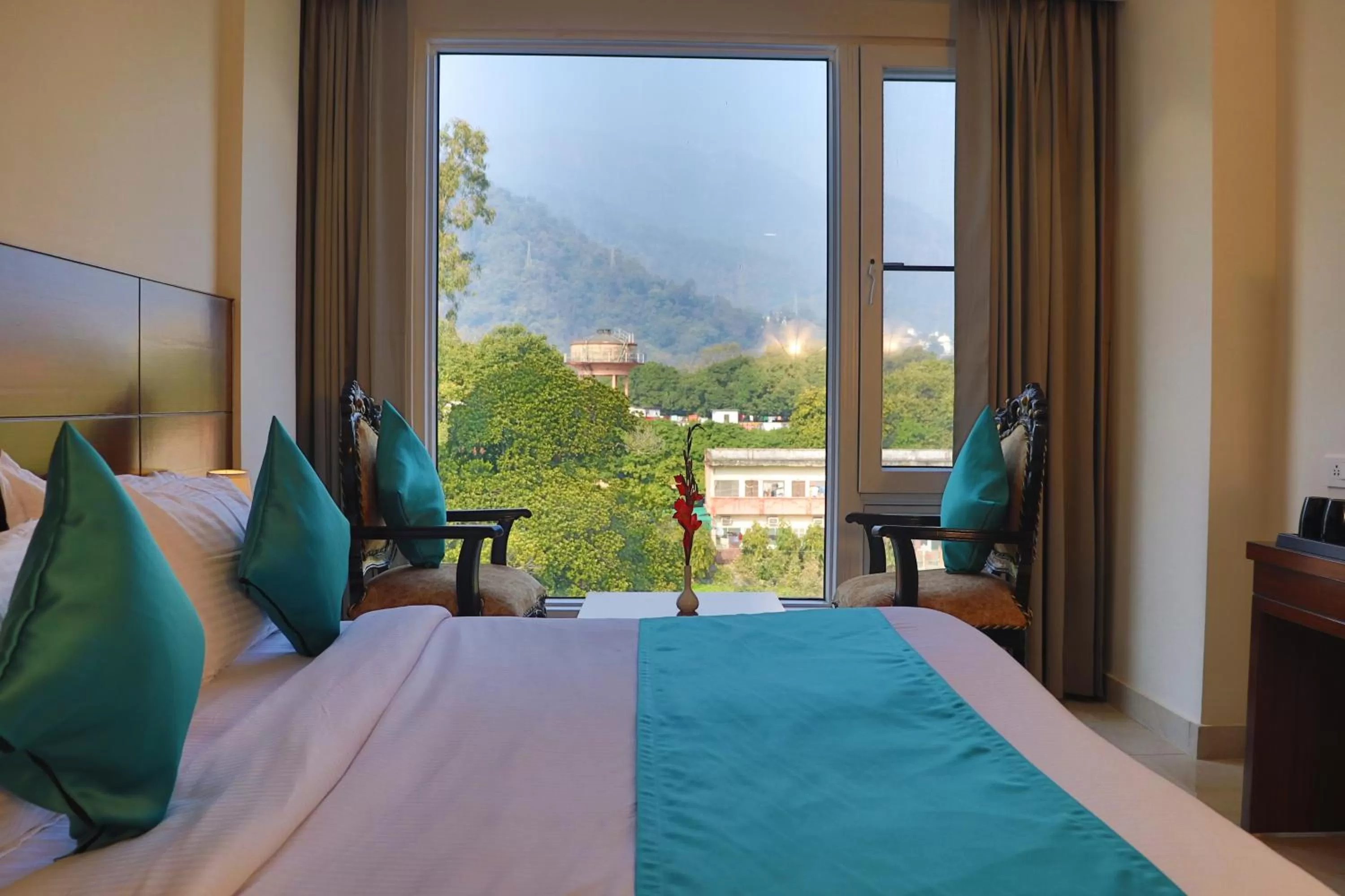 Mountain view, Bed in Hotel Green - Behind Parmarth Niketan
