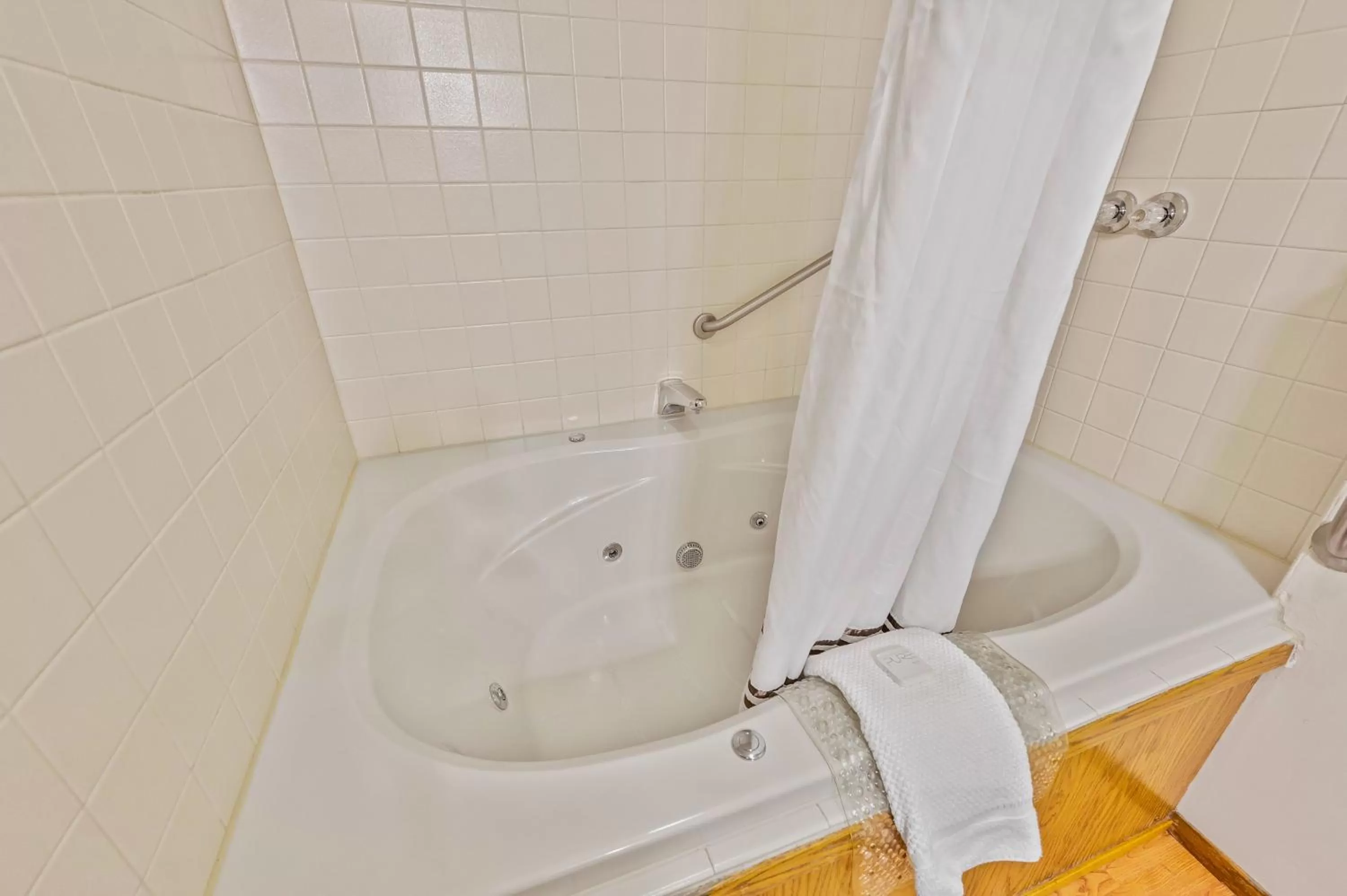 Bath in Evergreen Hill Condominiums
