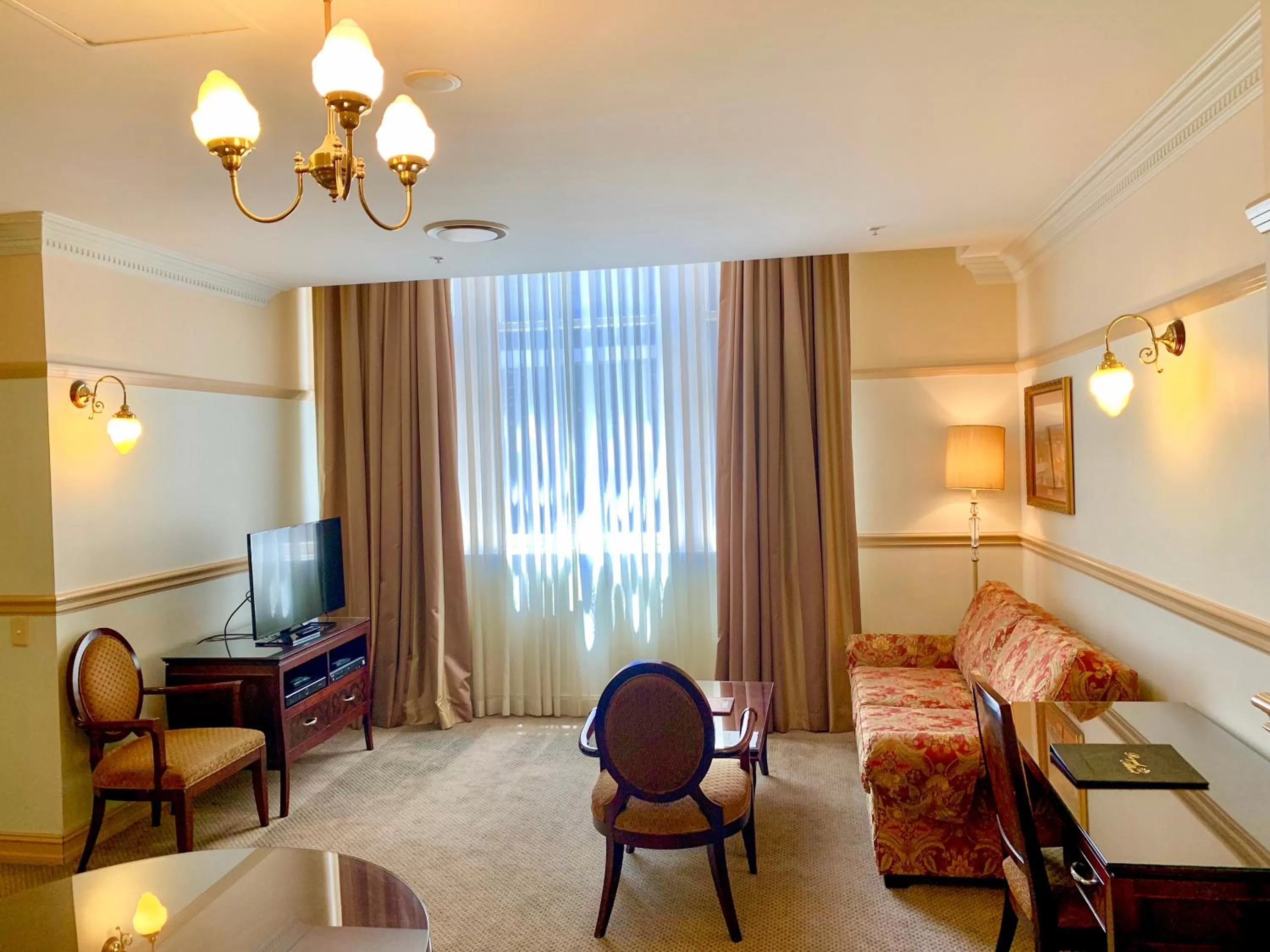 TV and multimedia, Bed in Royal Albert Hotel