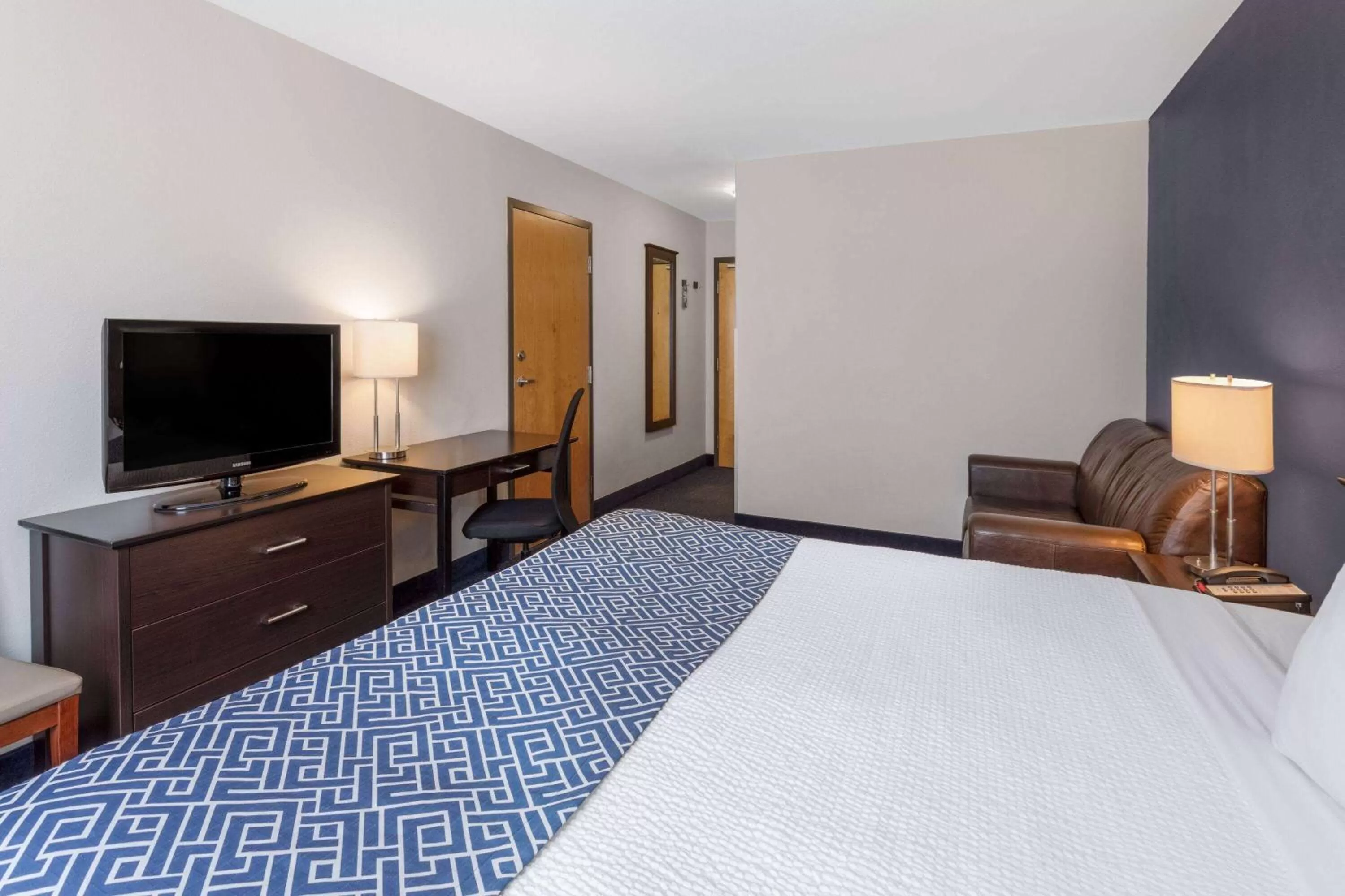 Photo of the whole room, Bed in Super 8 by Wyndham Lachenaie/Terrebonne